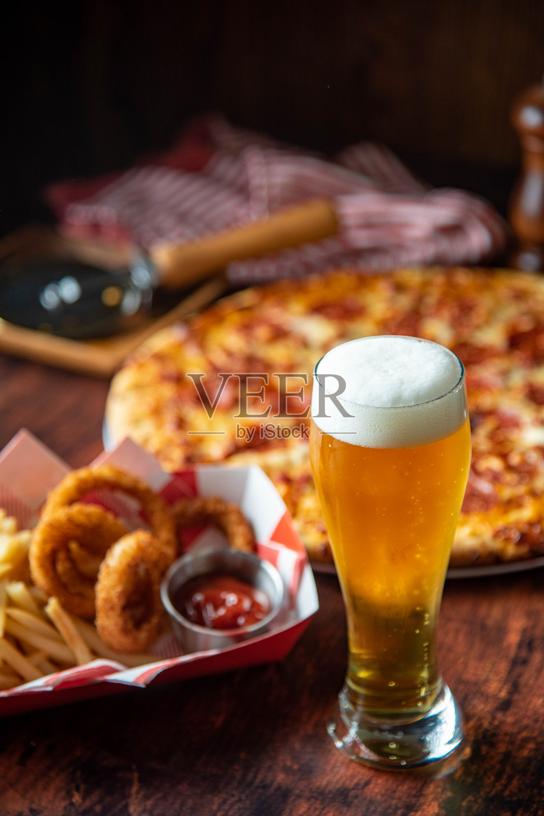 冰啤酒配披萨和炸薯条照片摄影图片