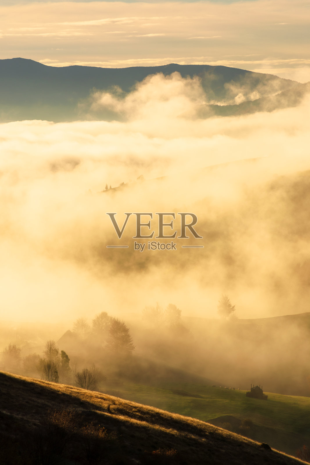 山间秋日照片摄影图片