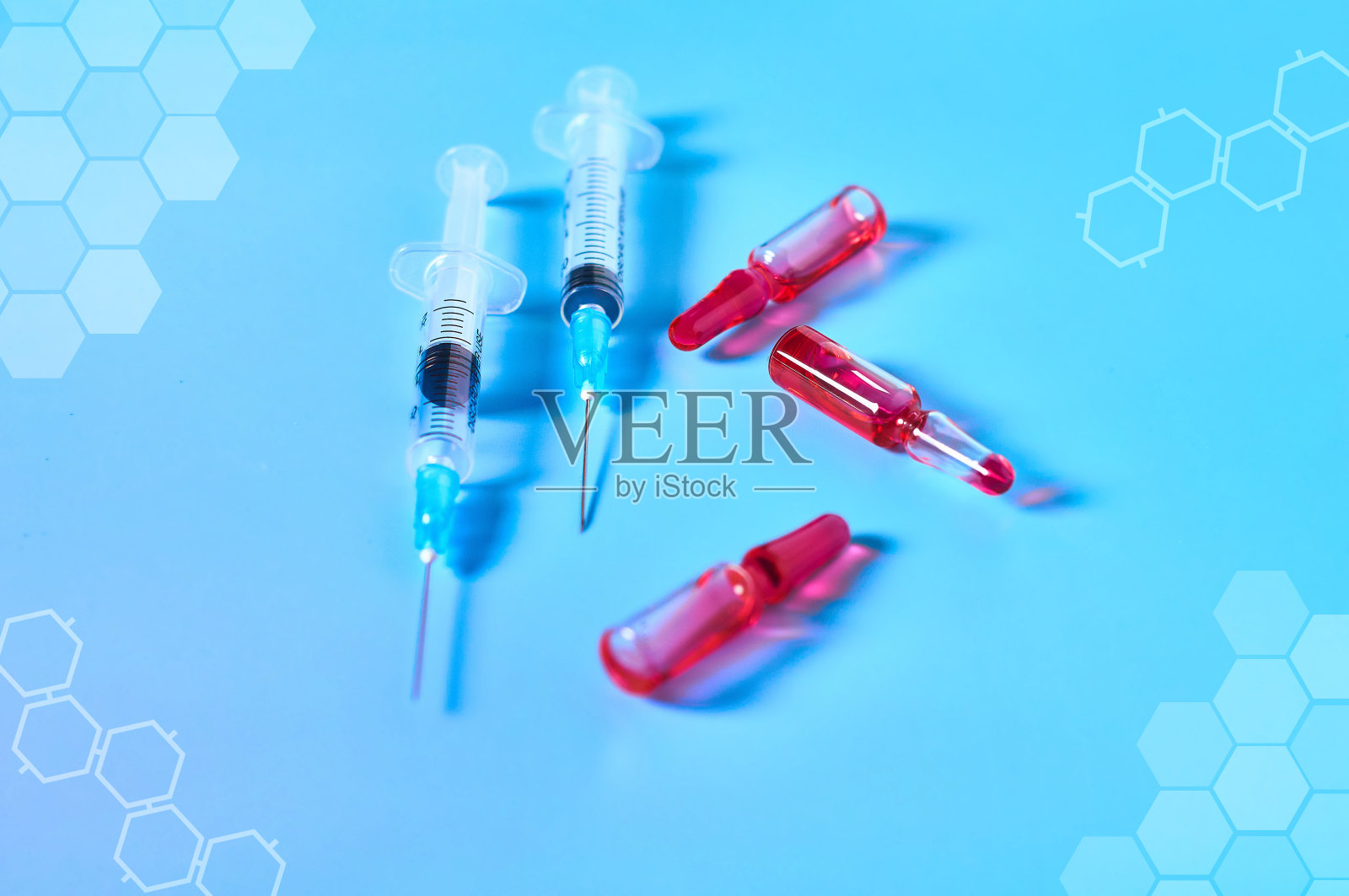 一次性注射器,疫苗,蓝色背景抽象图形。医学的概念照片摄影图片