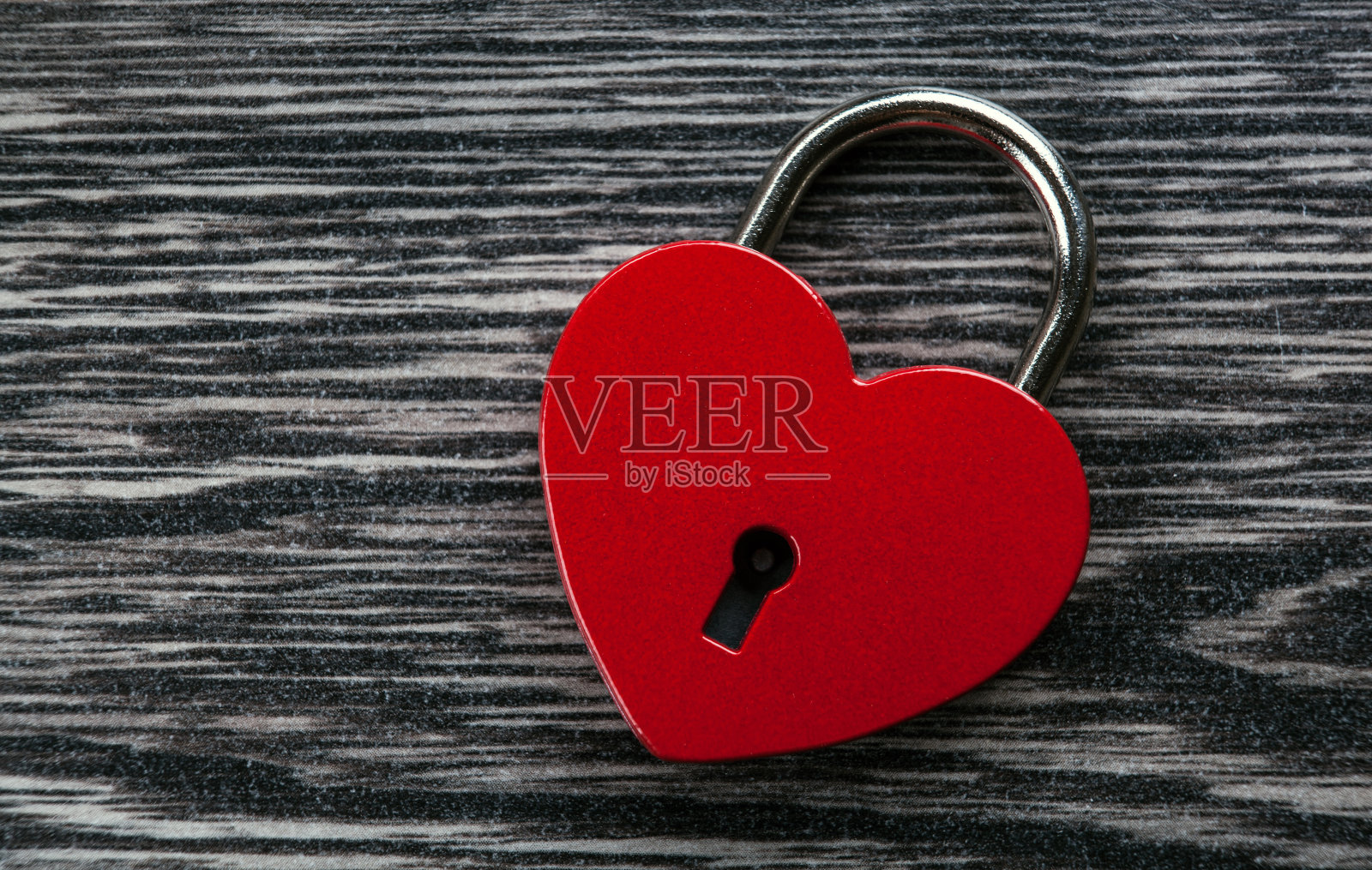 心形挂锁木制背景俯视图照片摄影图片