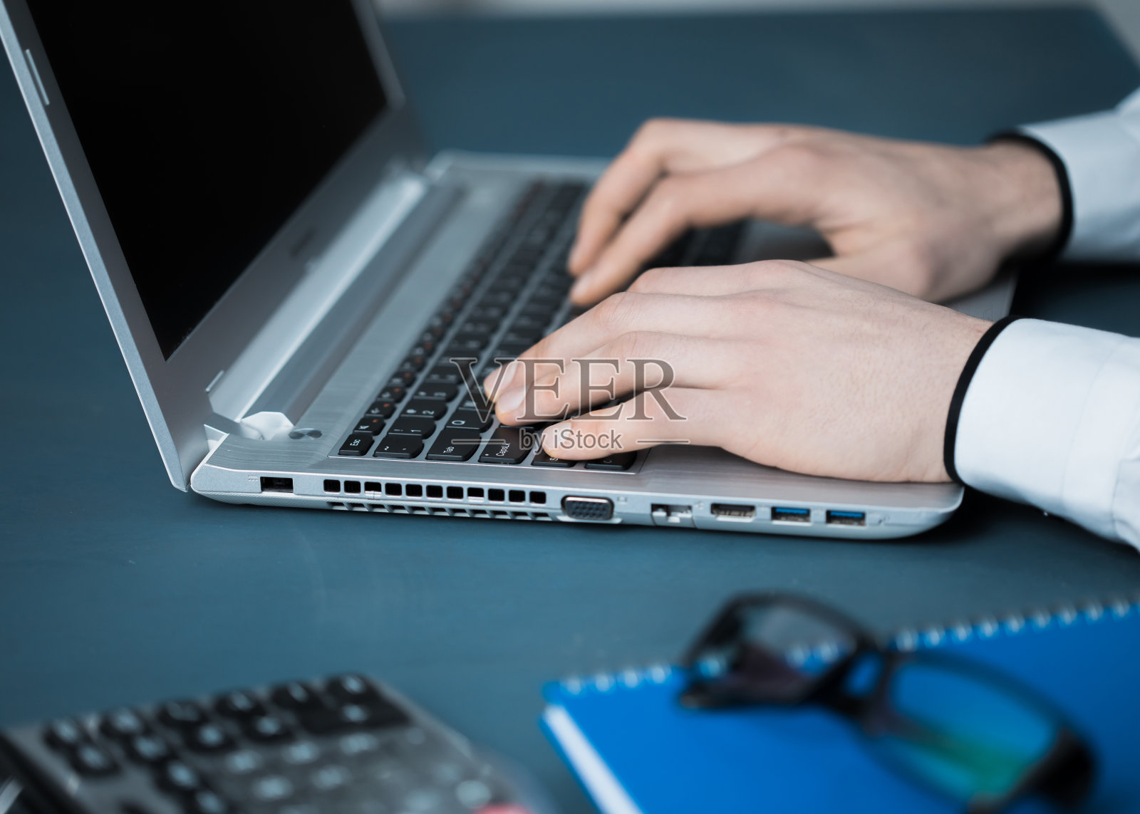 从事计算机工作的人照片摄影图片