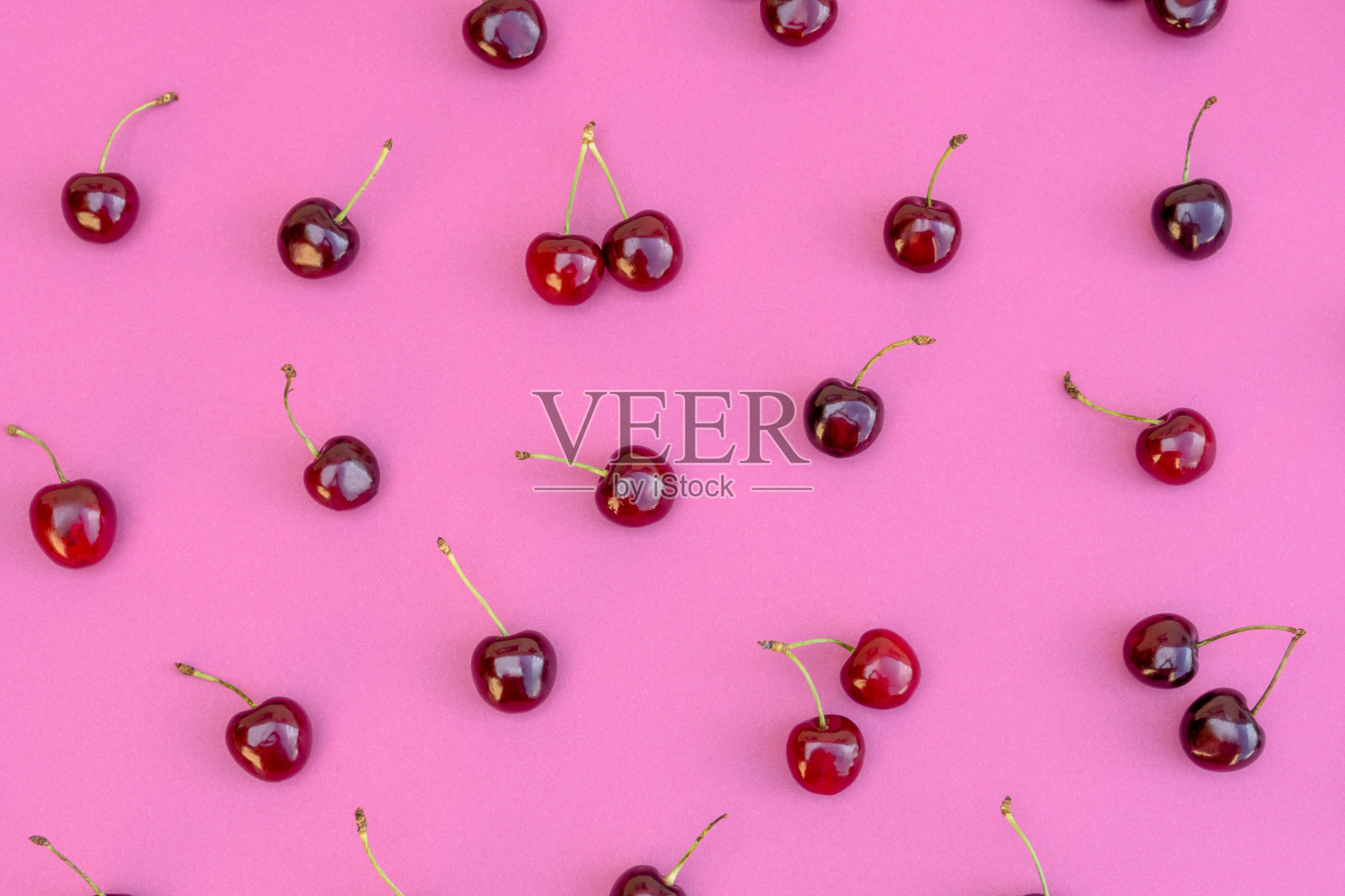 樱桃的模式。平铺的樱桃在粉红色时髦的背景上。照片摄影图片