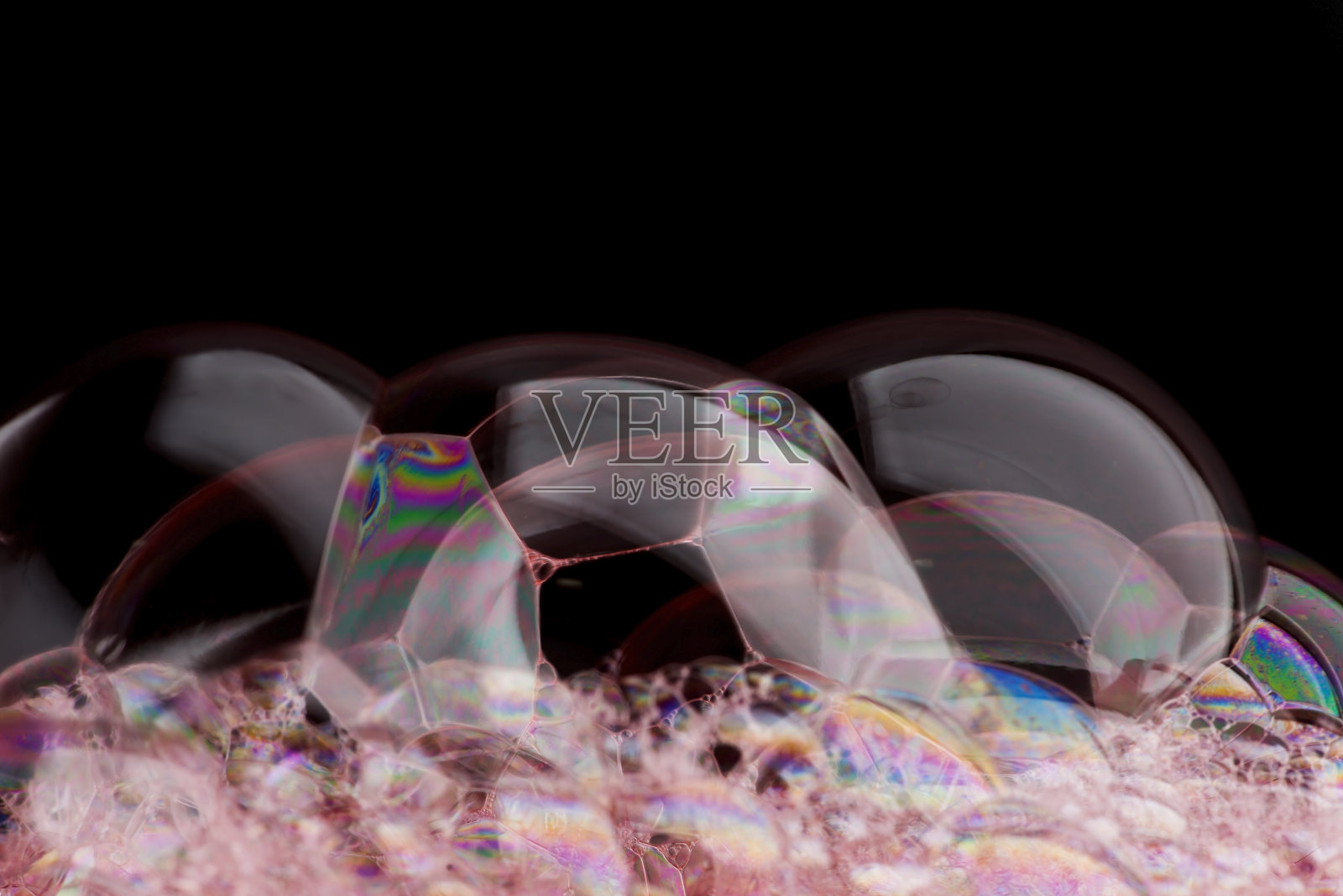 黑色背景上的肥皂泡沫照片摄影图片