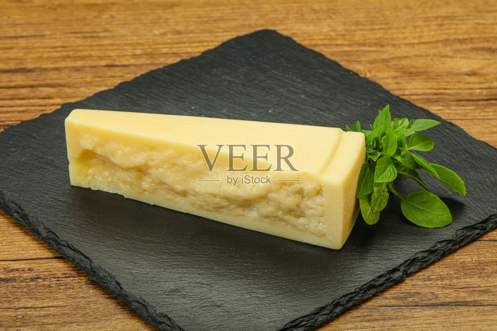 帕尔玛干酪配罗勒照片摄影图片