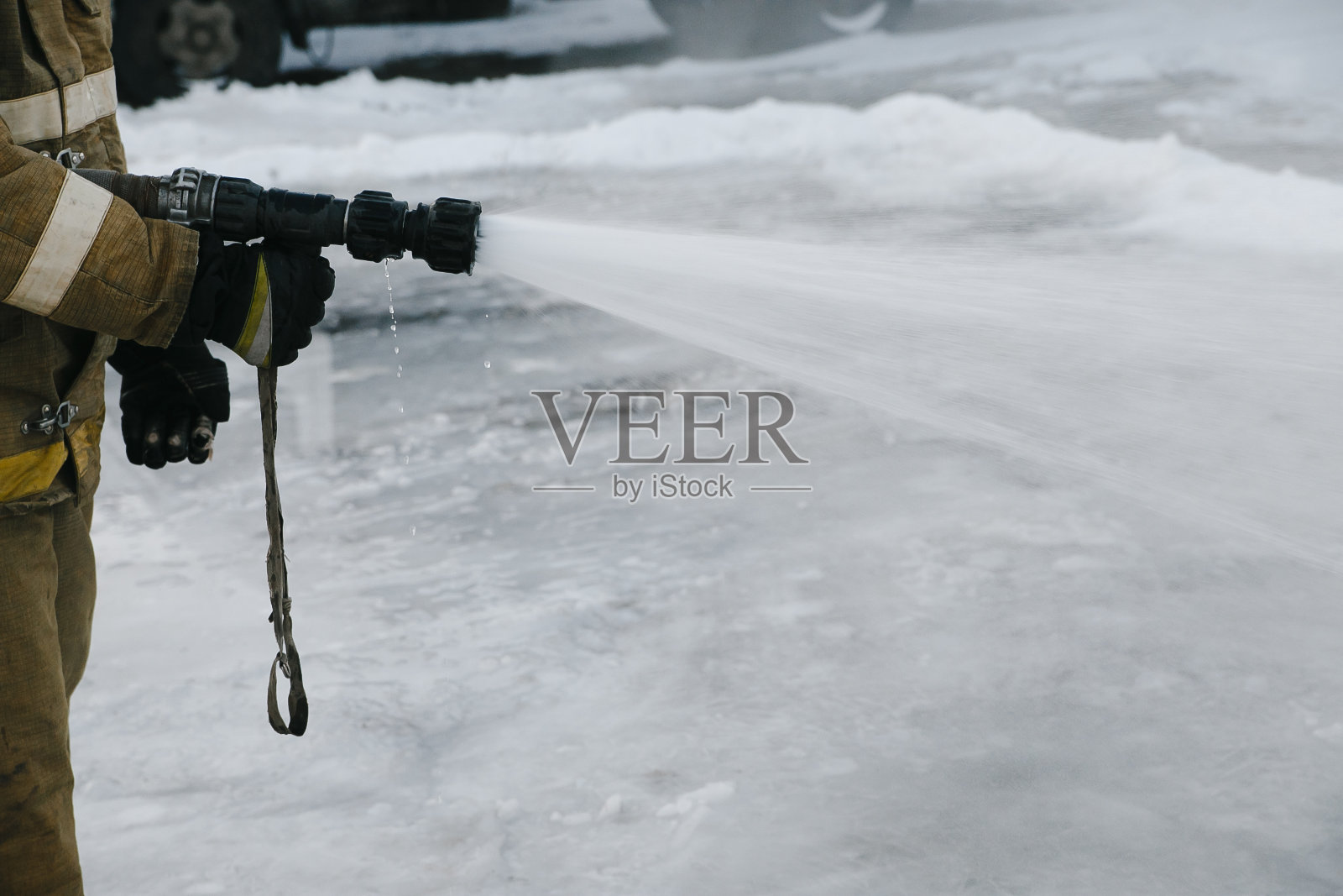 消防队员使用灭火器和水照片摄影图片