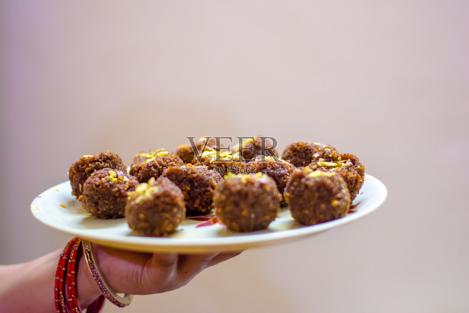 新鲜的自制ladoo或laddu,用面包屑和开心果做的,有选择的重点照片摄影图片