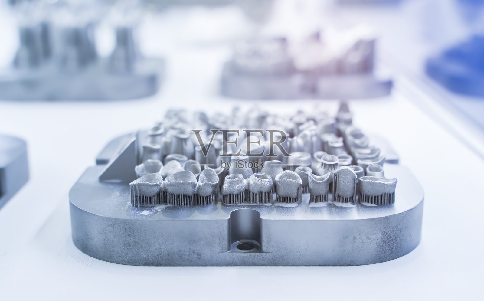 用3d打印机为金属制作牙冠照片摄影图片