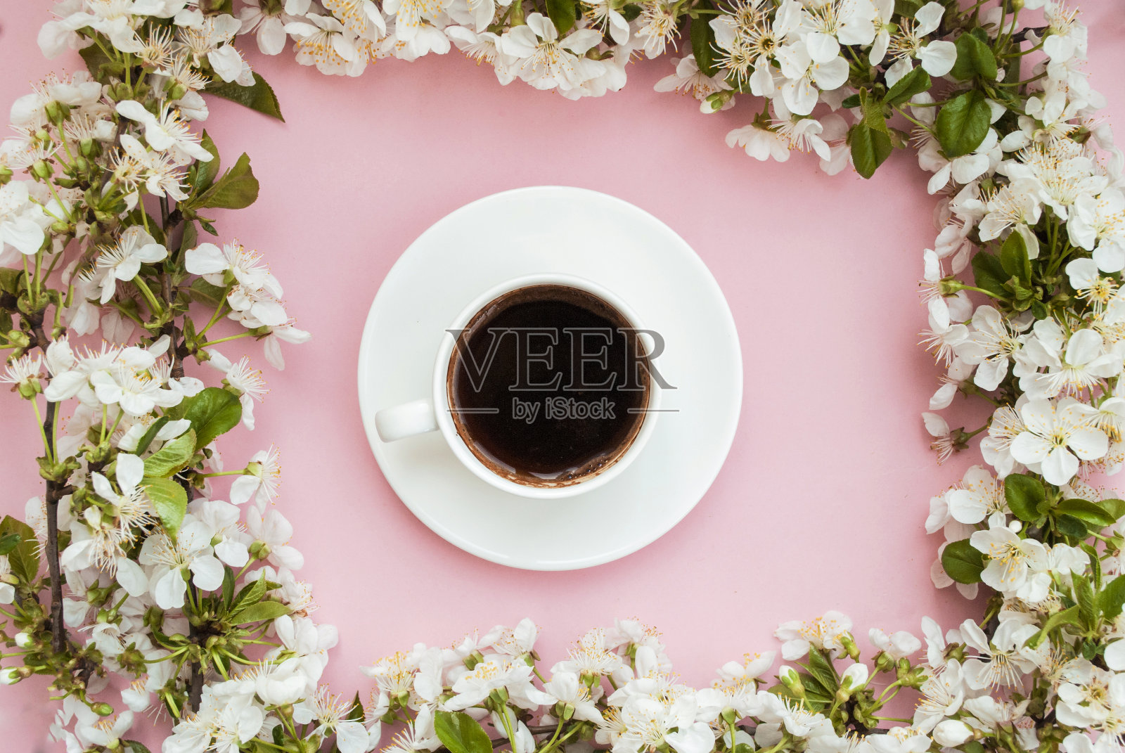 白色的春花,粉红色的背景,一杯白色的咖啡。春天的开始。浪漫的心情。平躺照片摄影图片