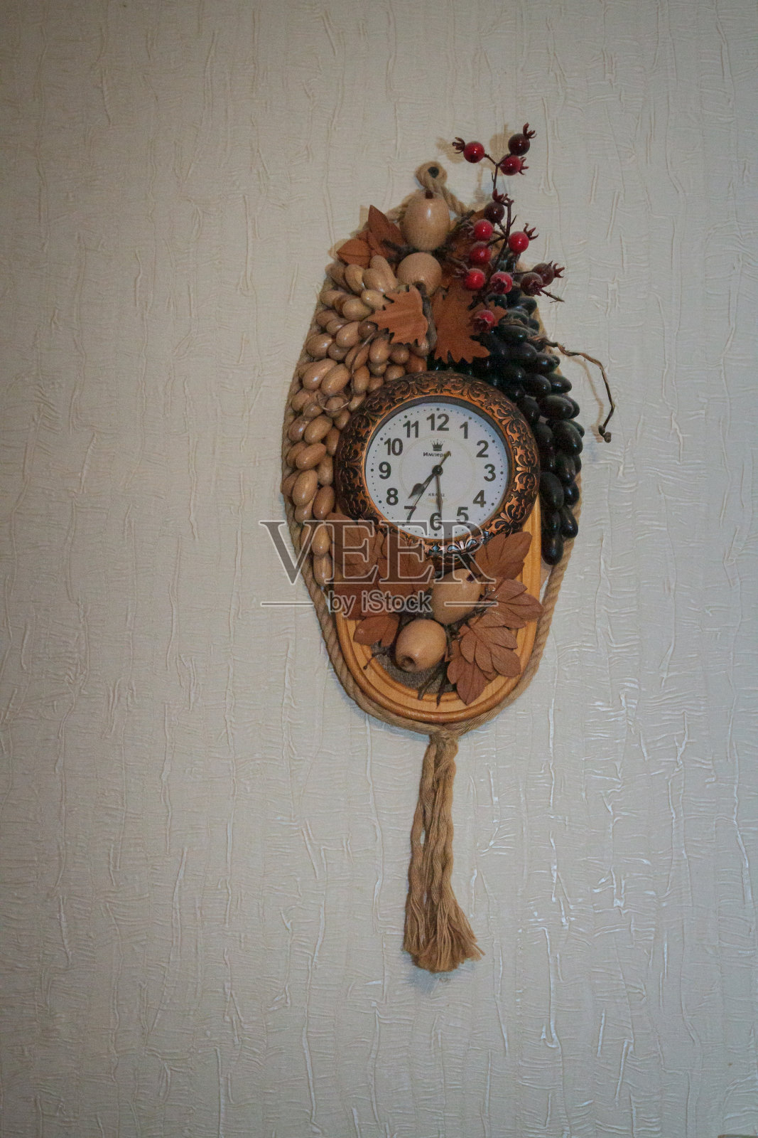 挂钟挂在墙上照片摄影图片