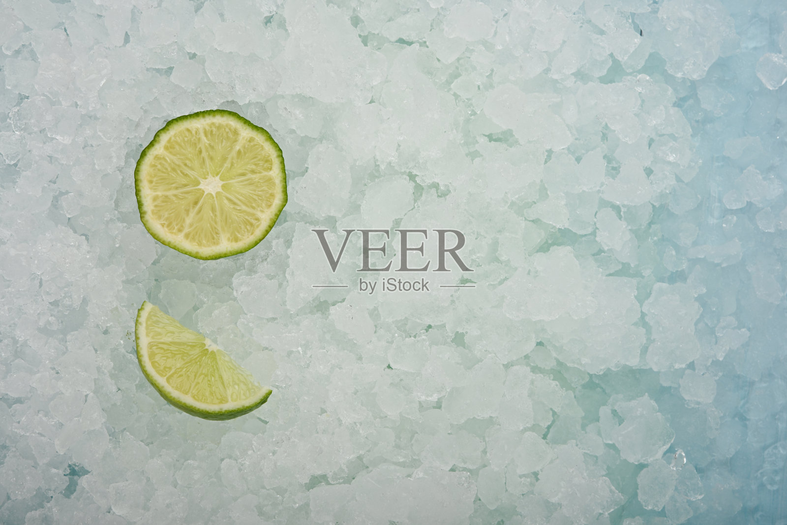 新鲜青柠片,撒在碎冰上照片摄影图片