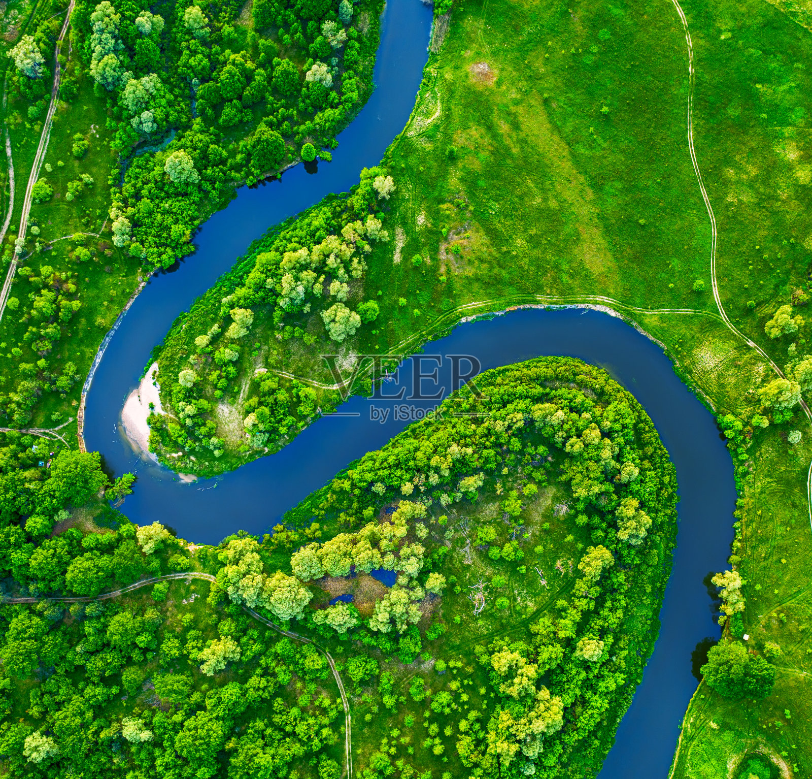 草地上的河流照片摄影图片