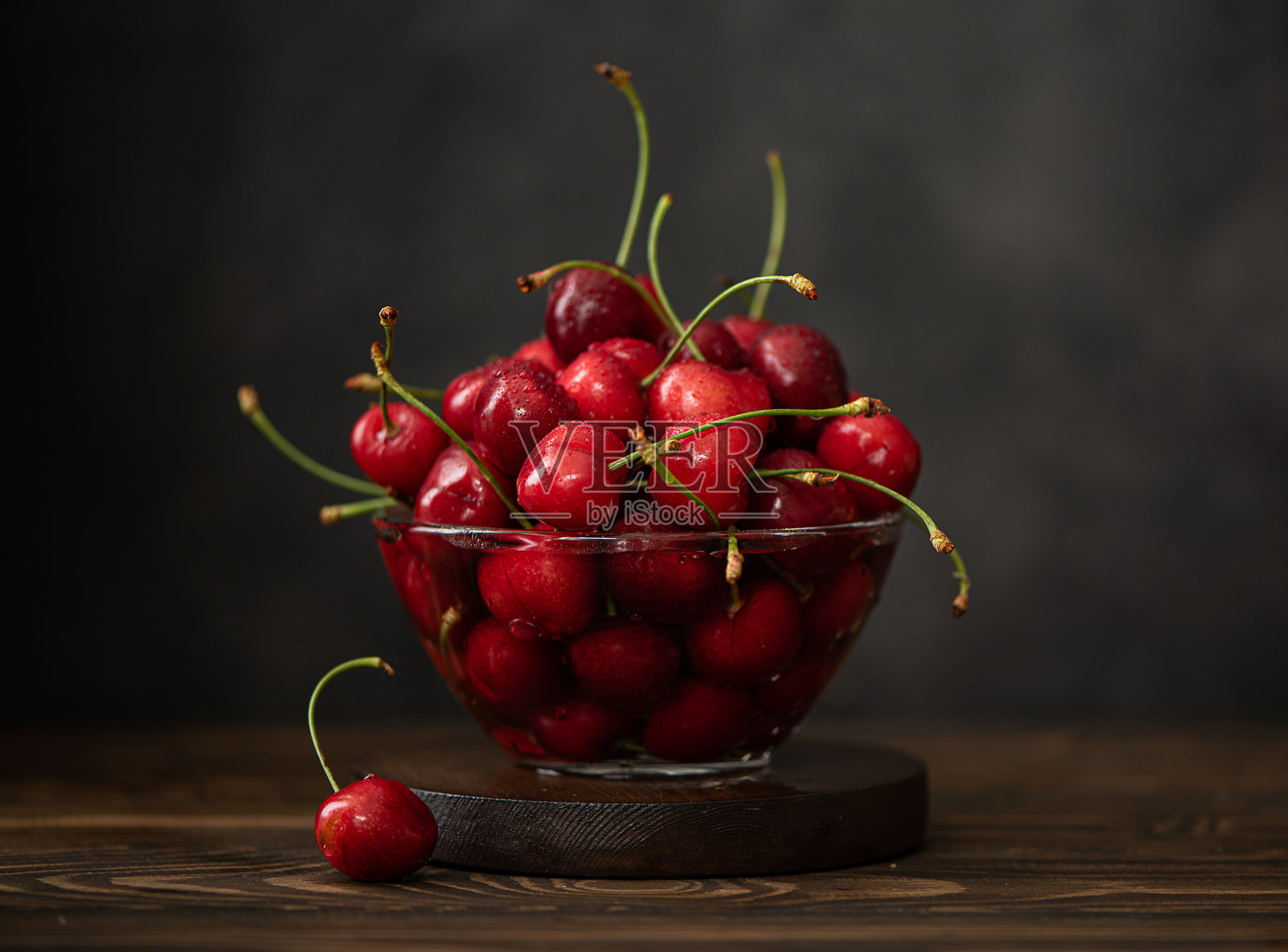 用玻璃碗洗红甜樱桃照片摄影图片