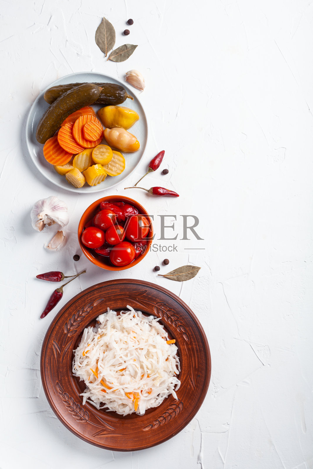 发酵的蔬菜和配料放在白色的桌子上照片摄影图片