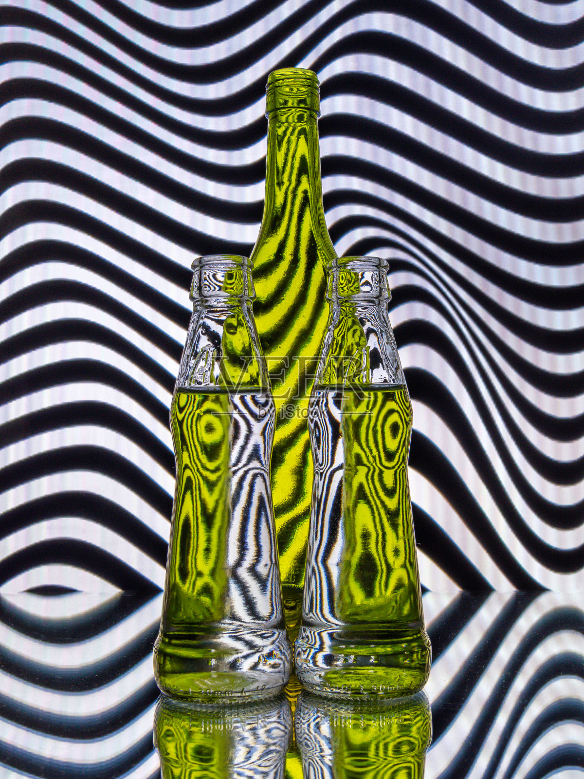 迷幻的彩色反射在瓶子里照片摄影图片