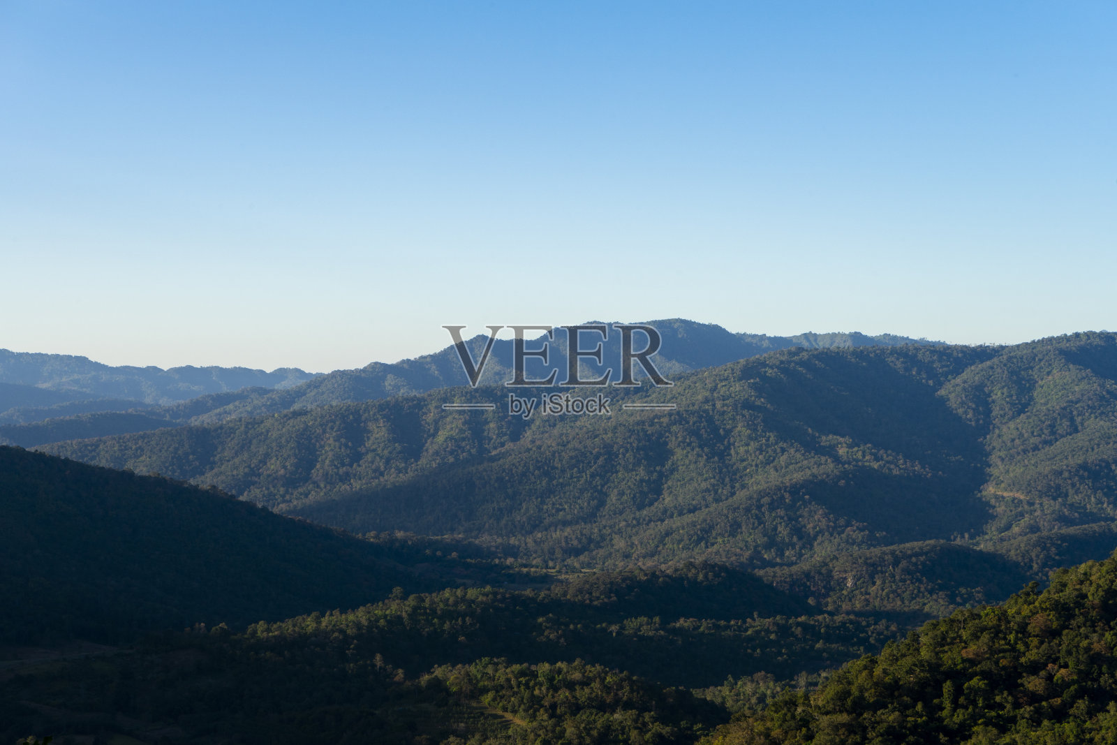 蓝天的山景。照片摄影图片