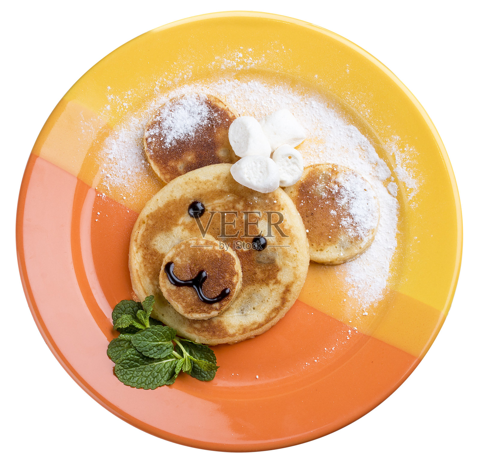 泰迪形状的煎饼,棉花糖放在彩色盘子里照片摄影图片