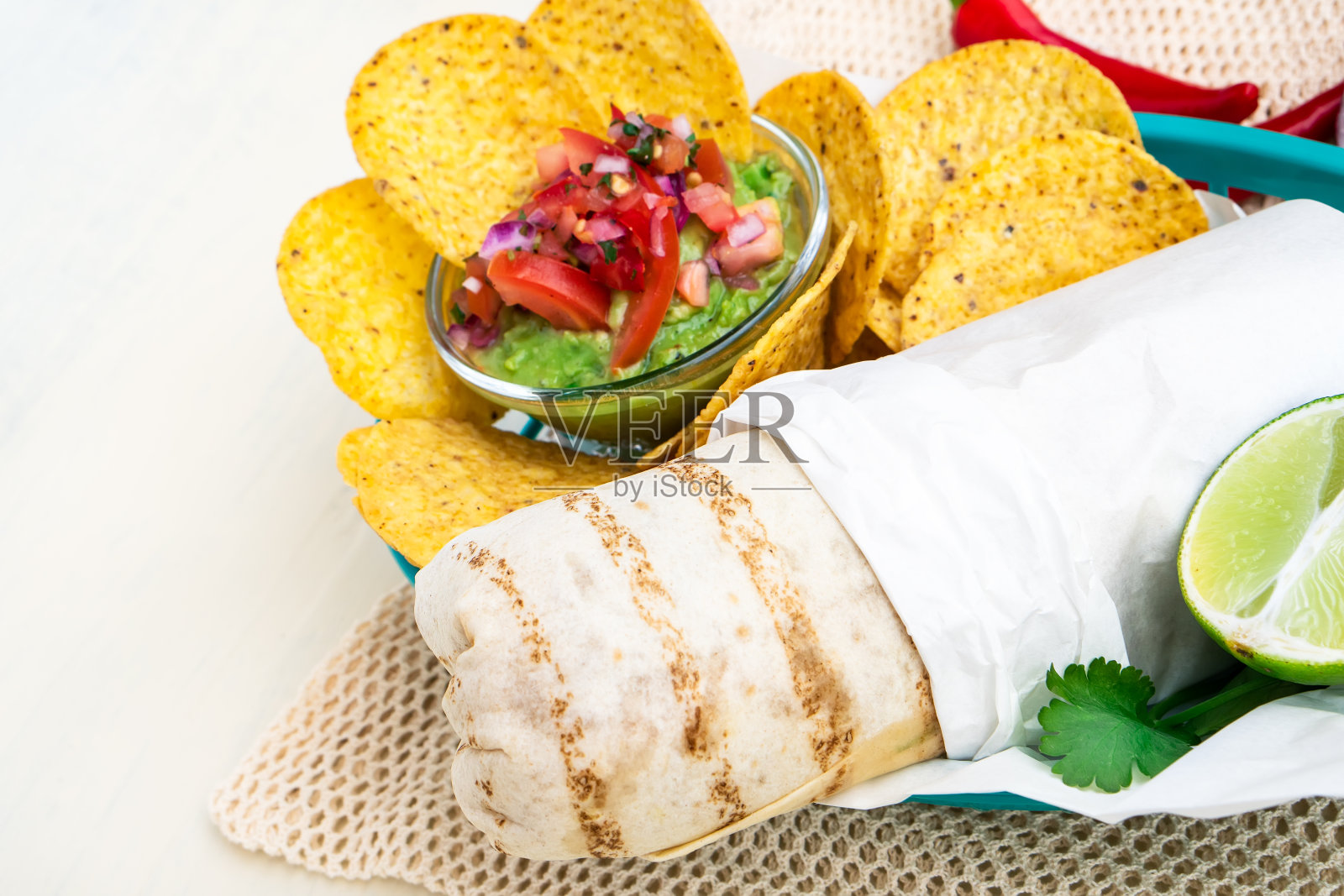 墨西哥传统正宗的自制玉米煎饼与拉猪肉牛肉辣椒牛肉,番茄沙拉,鳄梨鳄梨色拉酱和蘸酱照片摄影图片