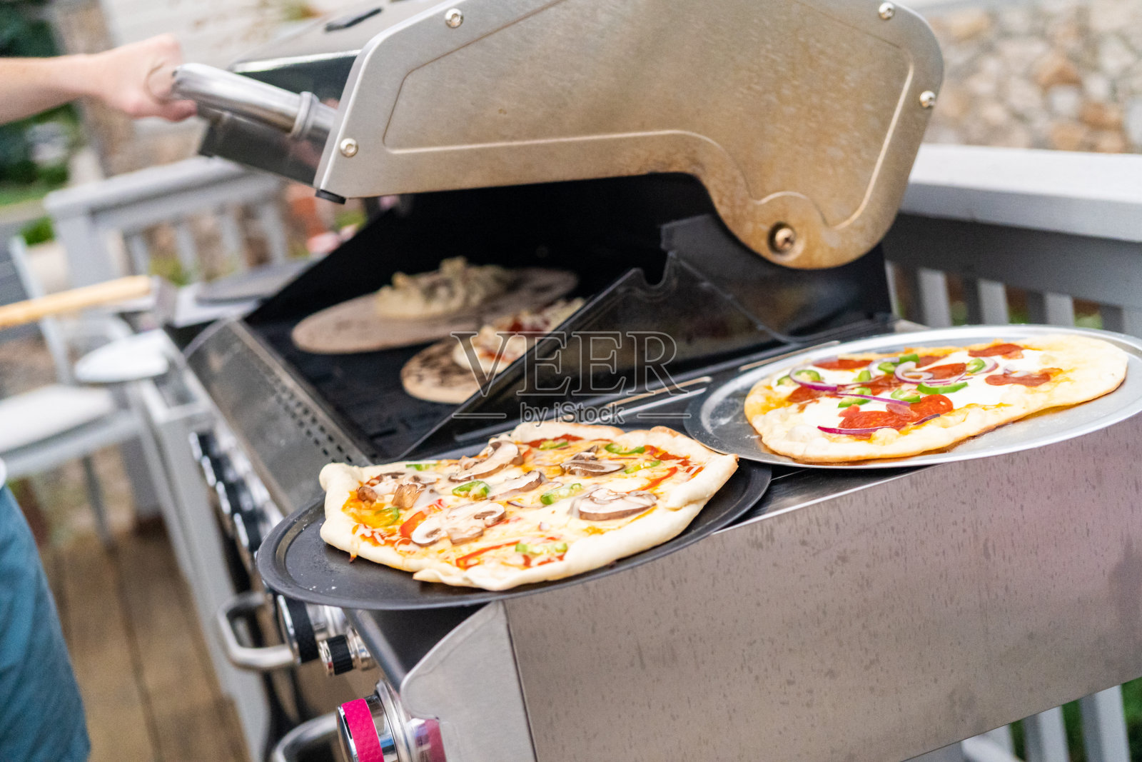 准备户外燃气烤架上的个人烤披萨照片摄影图片