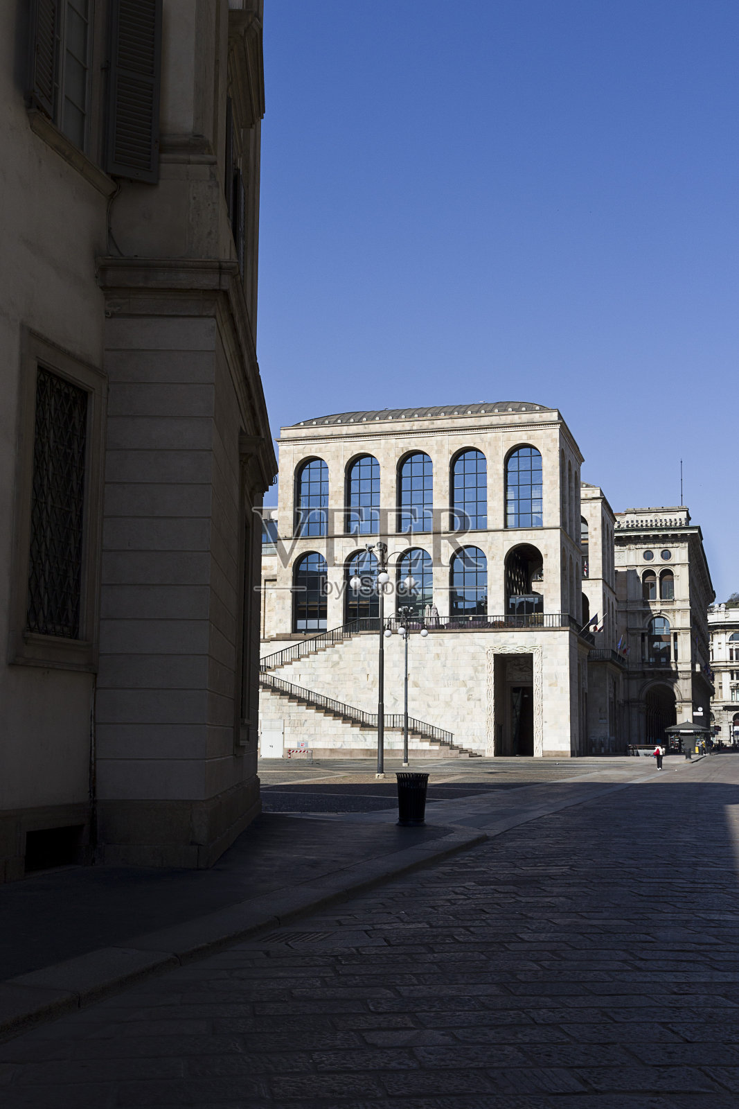 米兰-大教堂广场,从阿伦加里奥宫看,现在是900博物馆,在冠状病毒疫情期间,广场空空荡荡。伦巴第2020照片摄影图片