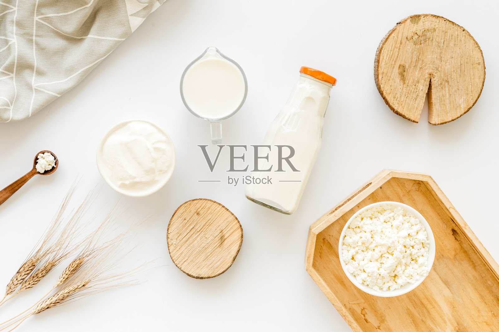 白软干酪,牛奶,奶油。健康的早餐俯视图照片摄影图片