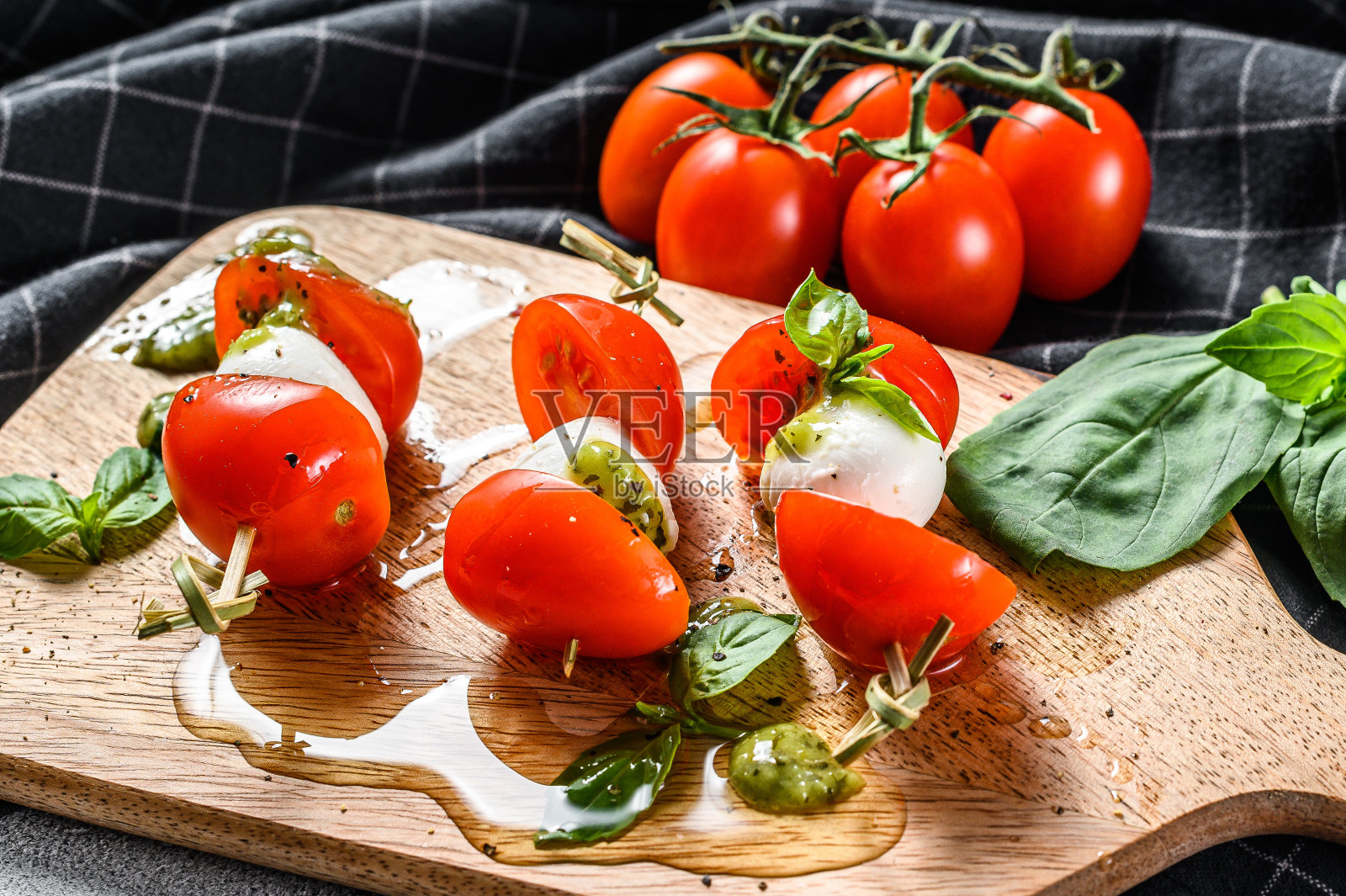 马苏里拉奶酪三明治串,卡普里沙拉。灰色的背景。俯视图照片摄影图片