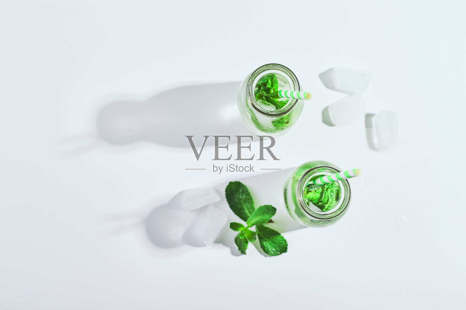 杯装薄荷柠檬水照片摄影图片