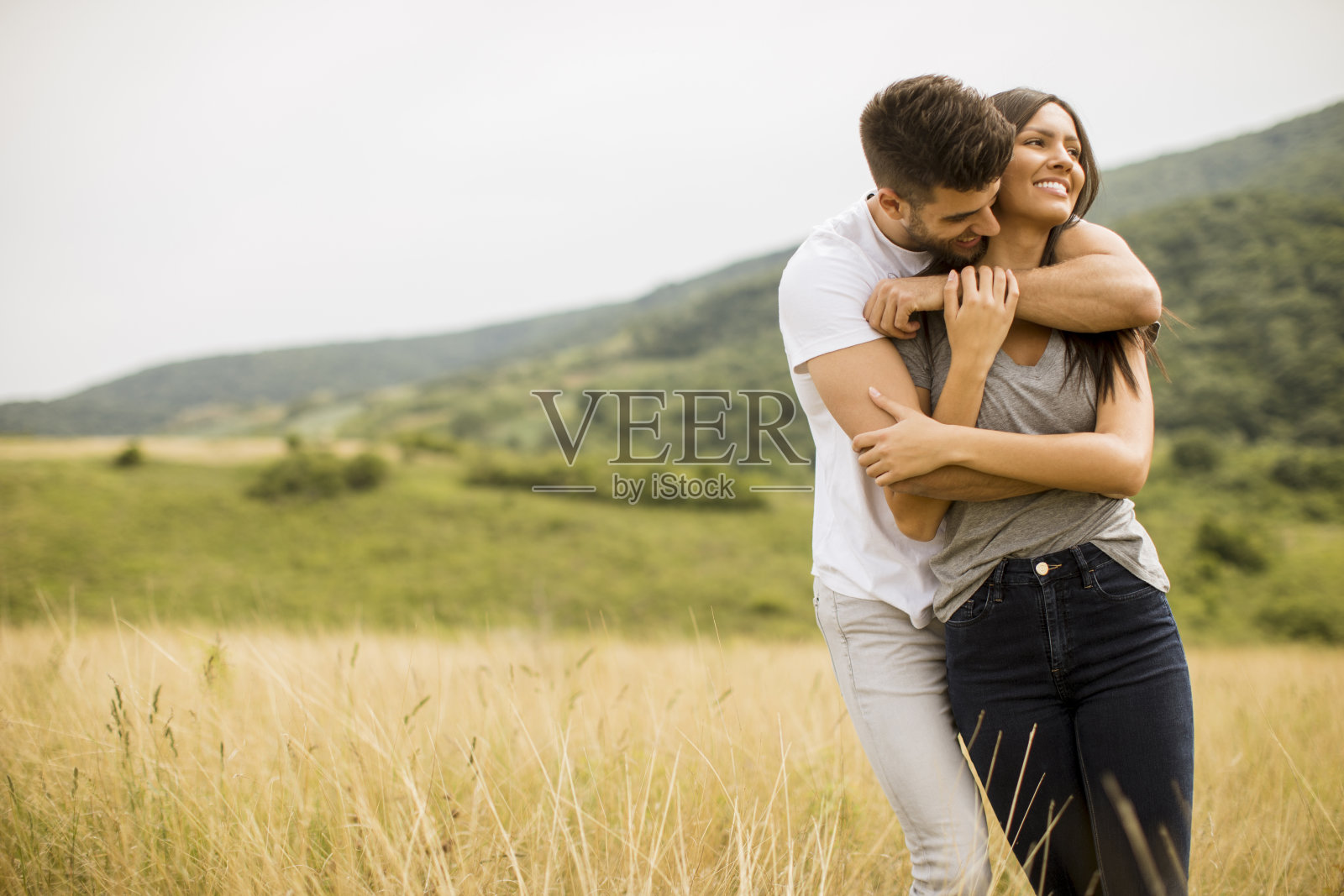 一对年轻情侣在春天的大自然中相爱照片摄影图片