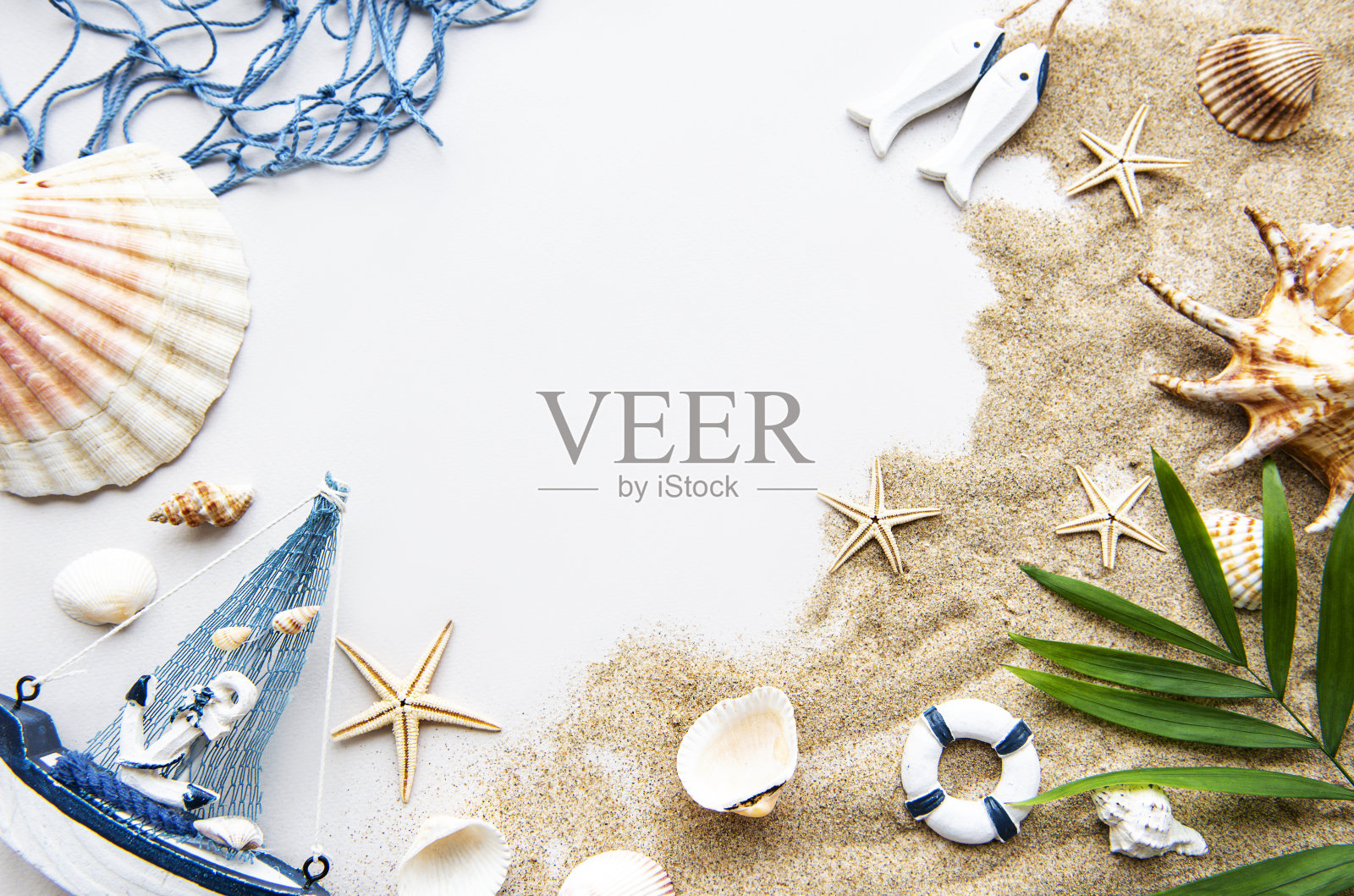 一些贝壳在海滩的沙子。旅游的概念照片摄影图片