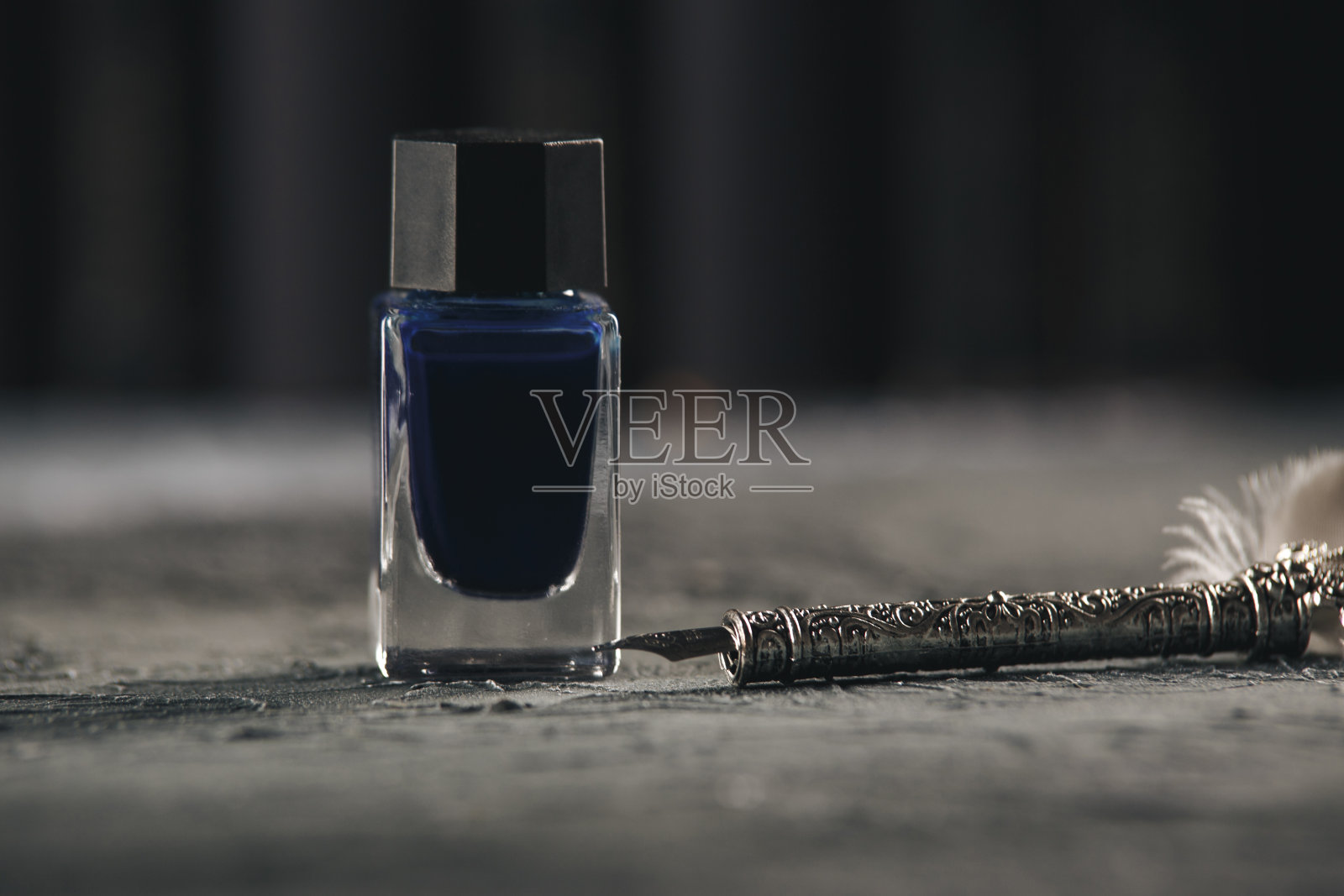 律师和公证概念,钢笔和墨水在桌子上照片摄影图片