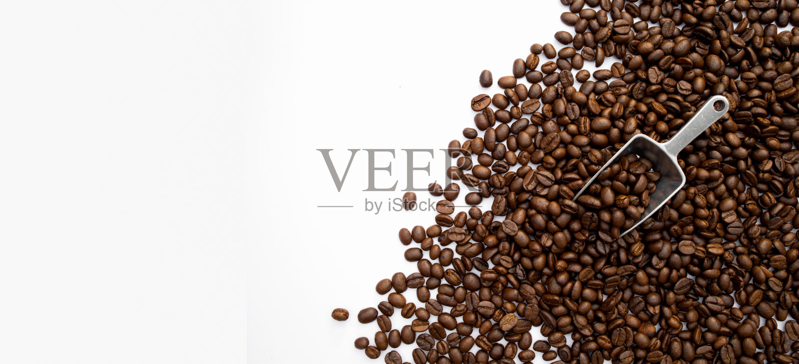 白色的桌子背景上放着咖啡豆。前视图。空间的文本照片摄影图片