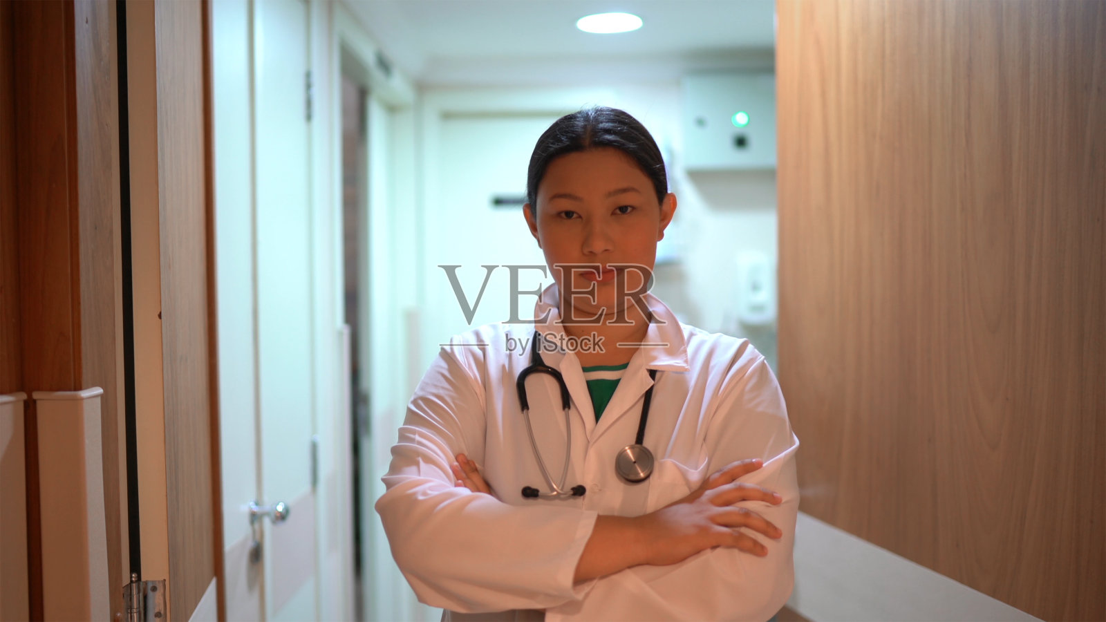 年轻女医生在医院的肖像照片摄影图片