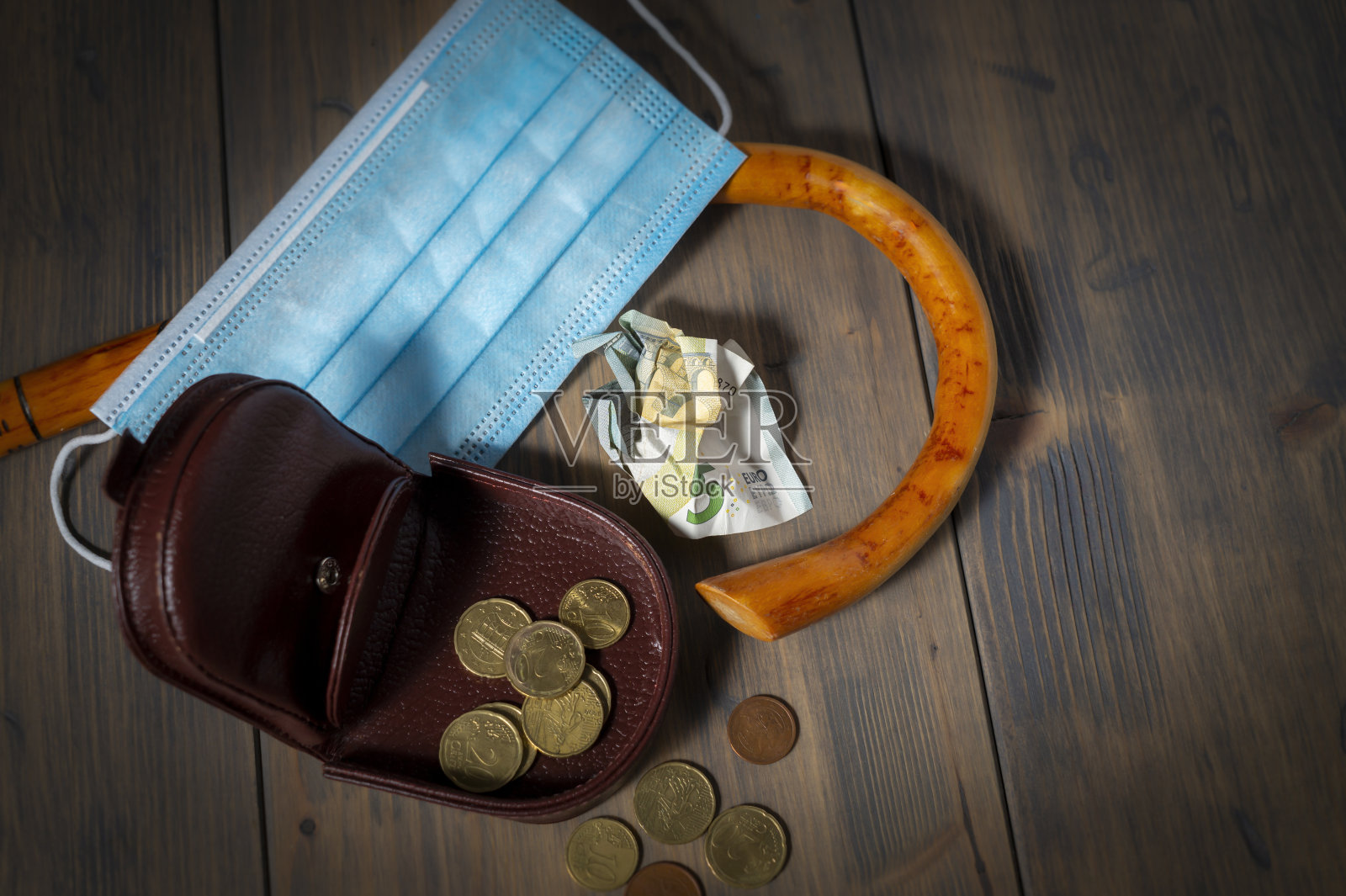 老年和流行病的概念与金钱和藤条照片摄影图片