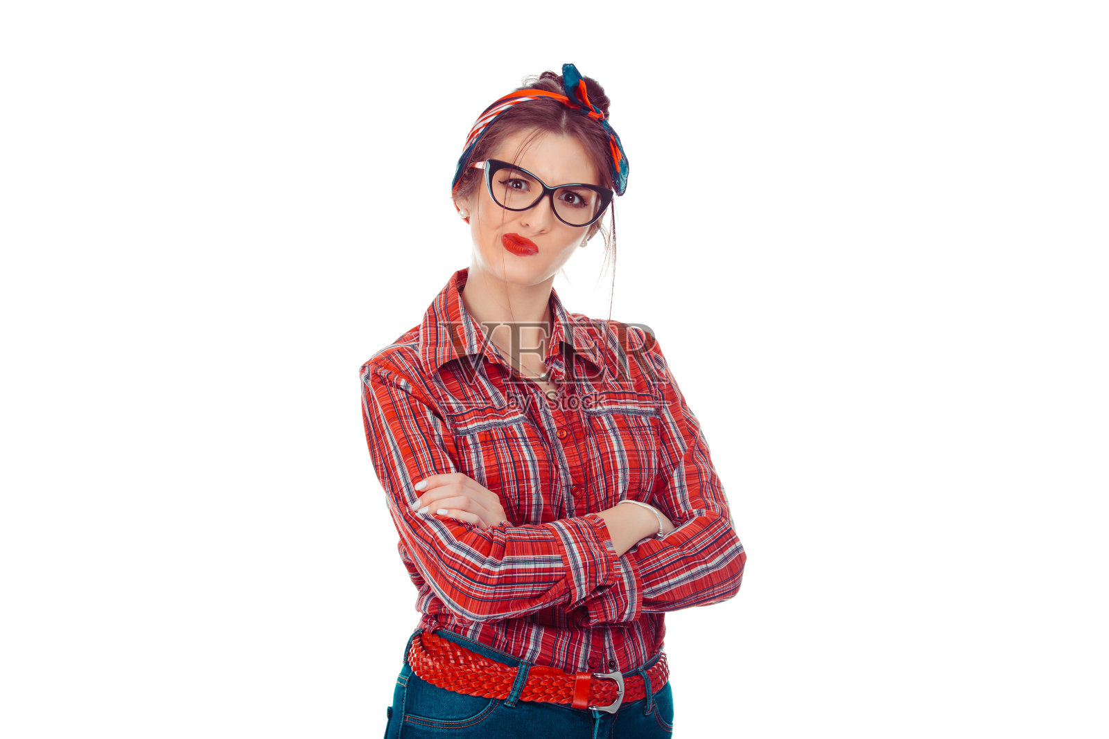 怀疑的年轻女士,看起来很可疑,脸上带着厌恶和不满照片摄影图片