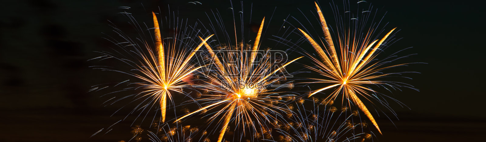 节日的烟花在天空中飞舞。明亮的多色敬礼在一个黑色的背景。文本。标题格式照片摄影图片