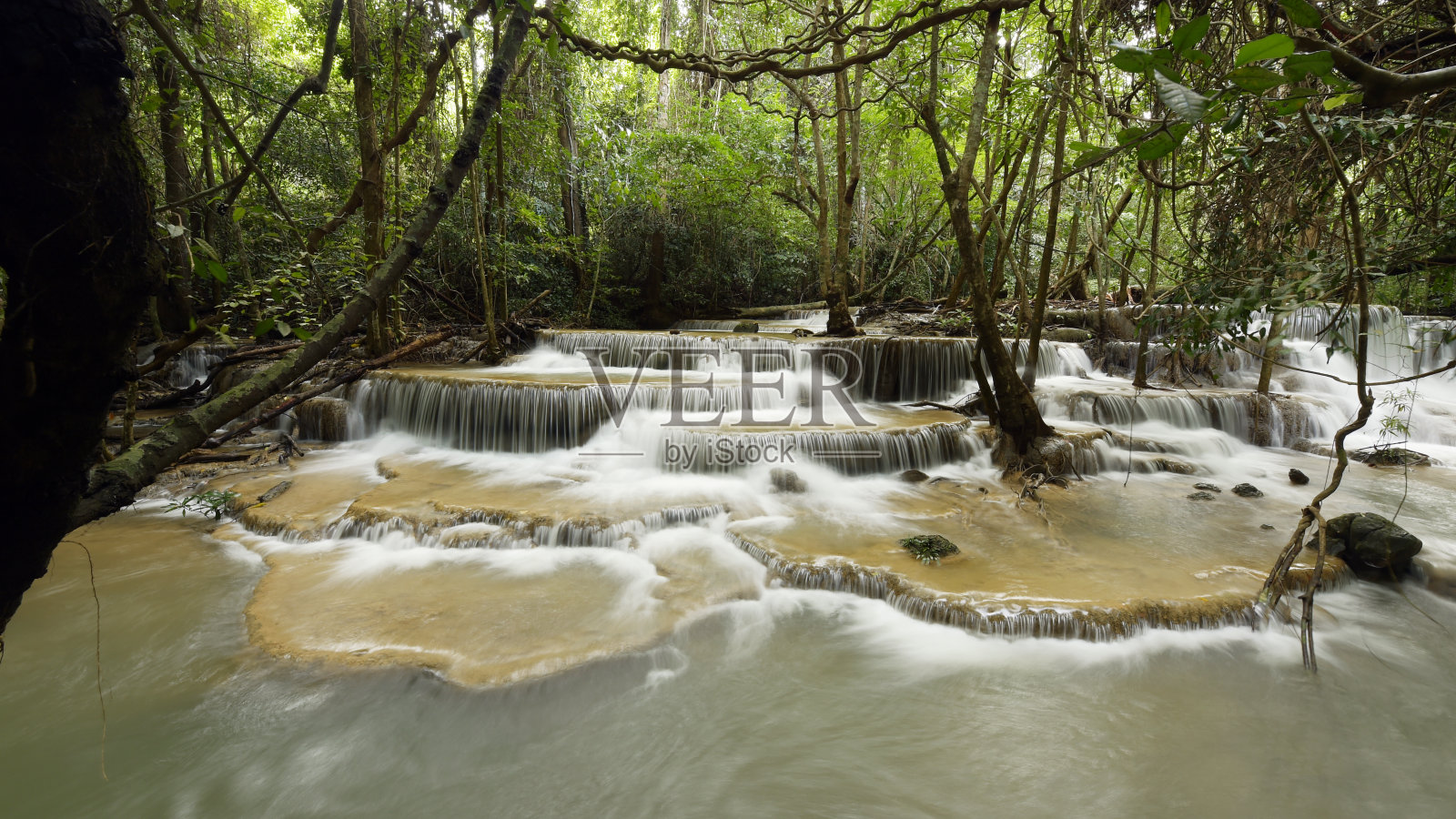 森林里美丽的瀑布和石头照片摄影图片