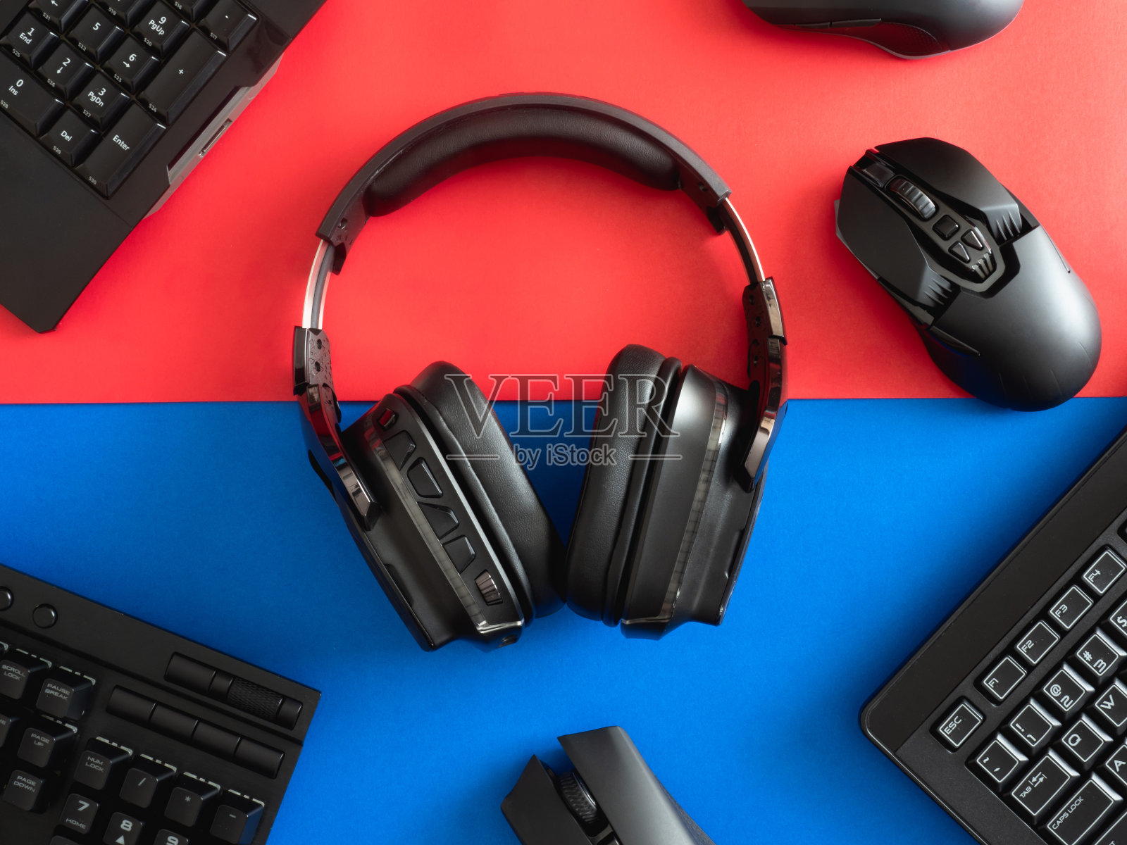 玩家工作空间概念,俯视图游戏设备,鼠标,键盘,操纵杆,耳机,移动操纵杆,在耳麦耳机和鼠标垫在桌子的背景。照片摄影图片