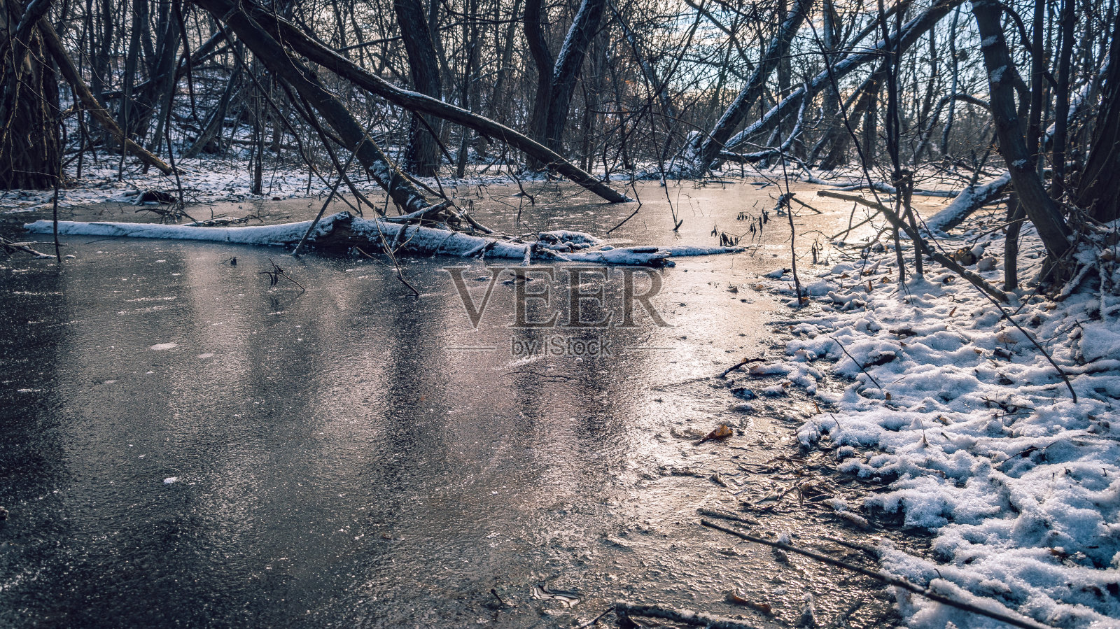 河上冬日的日出照片摄影图片