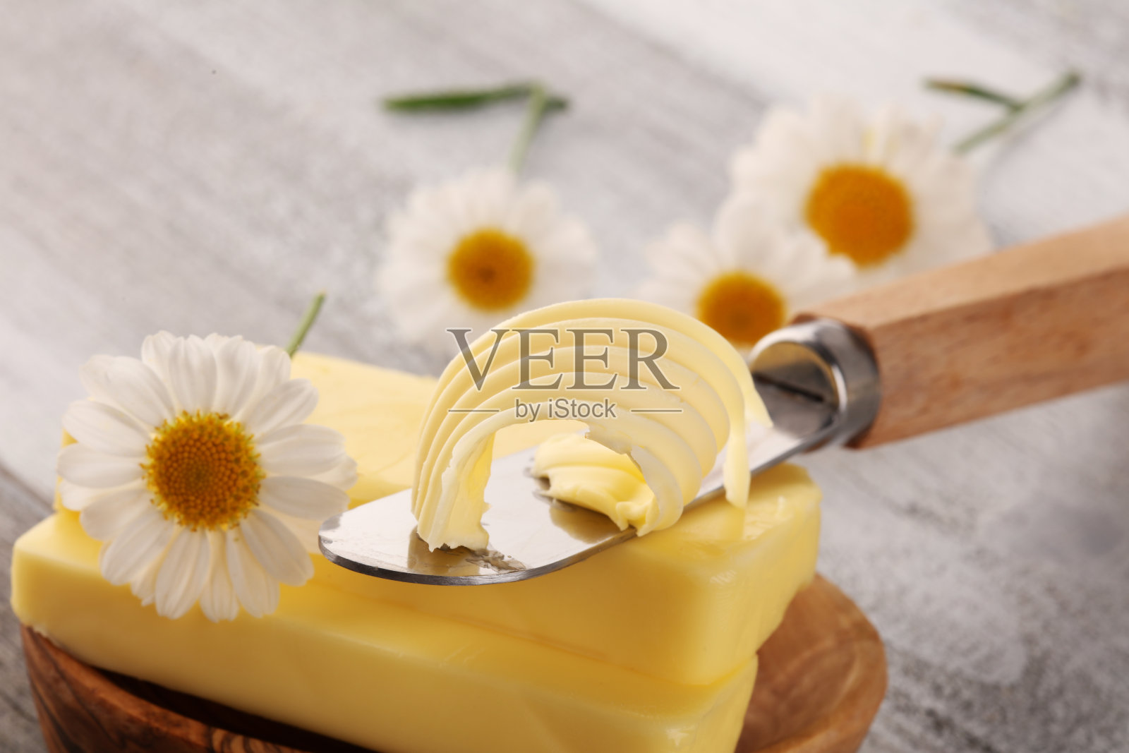 黄油漩涡。人造黄油或果酱,高脂肪的天然乳制品。食用高热量食物和乳制品照片摄影图片