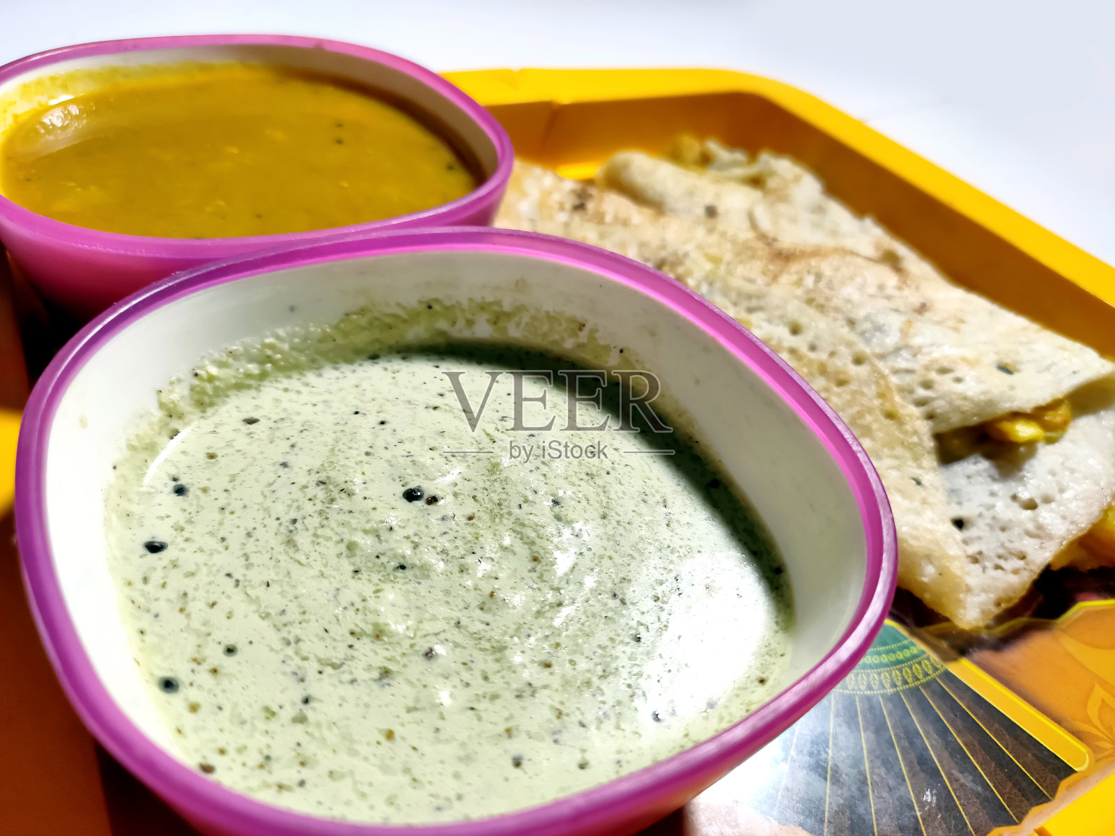 马沙拉多萨配香辣酱和酸辣酱,非常著名的南印度菜。俯视图照片摄影图片