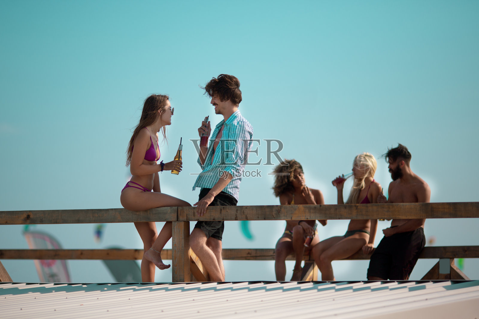 一群来自不同文化的朋友在阳光明媚的夏日里玩得很开心。照片摄影图片