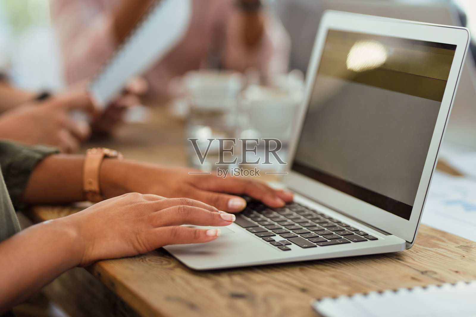 为客户处理一项重要任务照片摄影图片