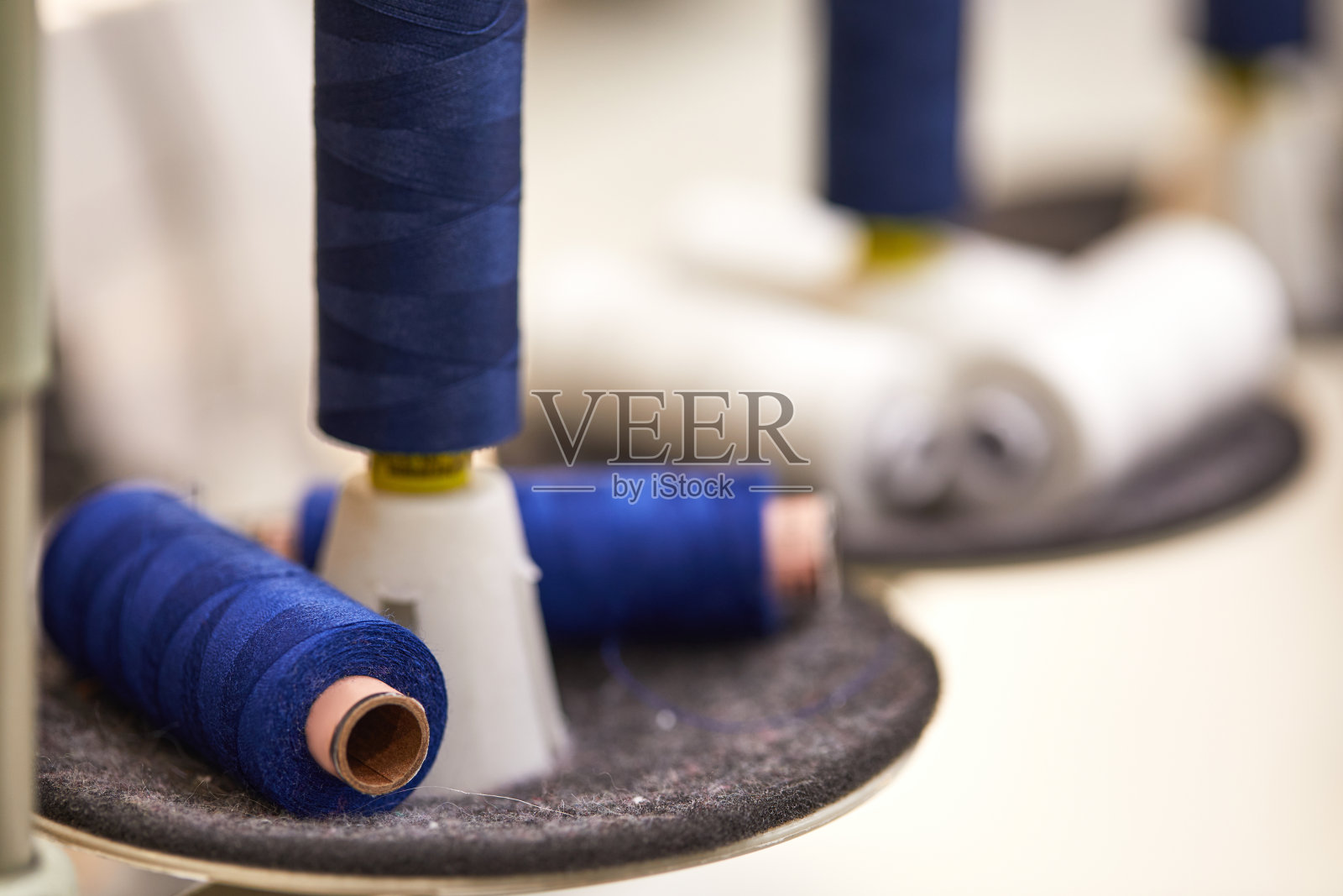 缝纫机用彩色线卷照片摄影图片