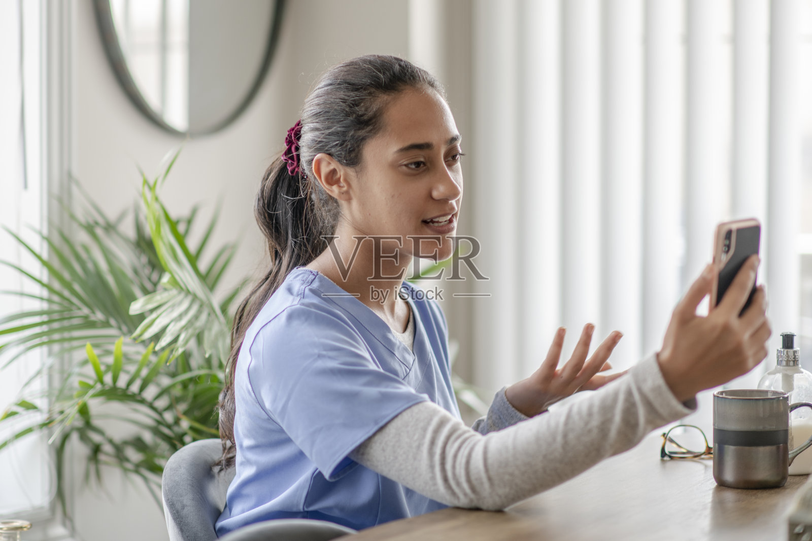 中东医疗专业人员与患者进行虚拟预约照片摄影图片
