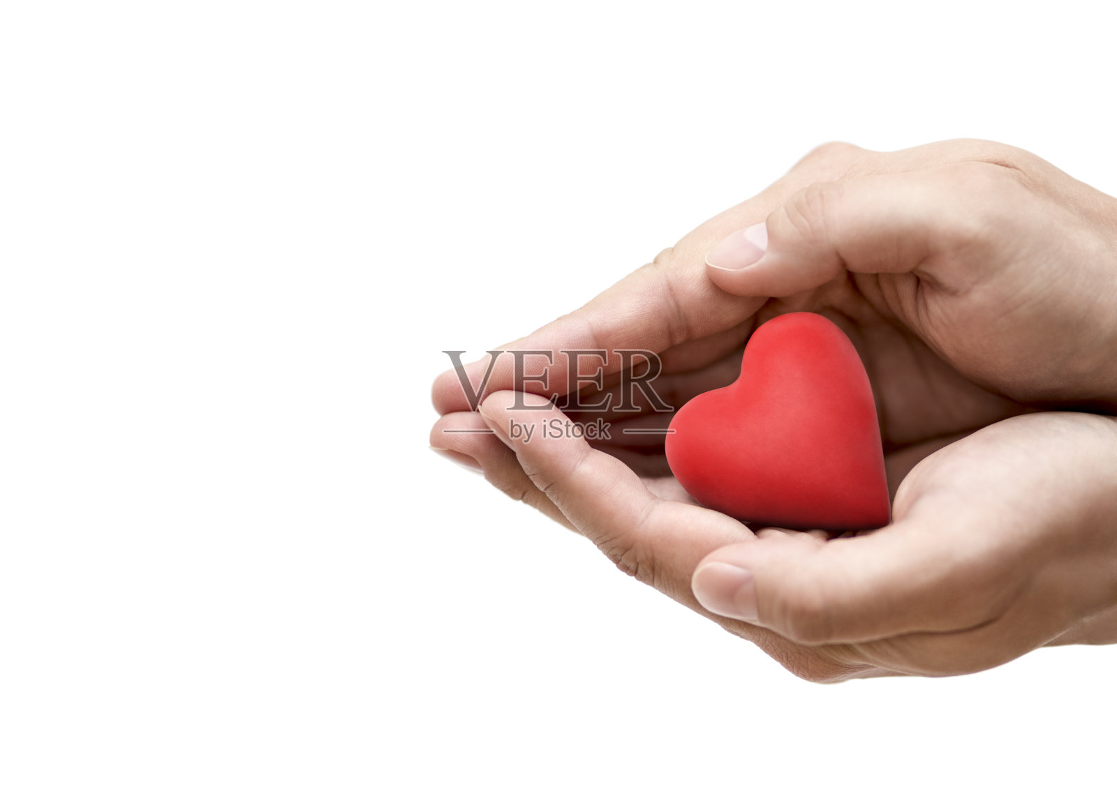 手里拿着红心。健康保险或爱情概念照片摄影图片