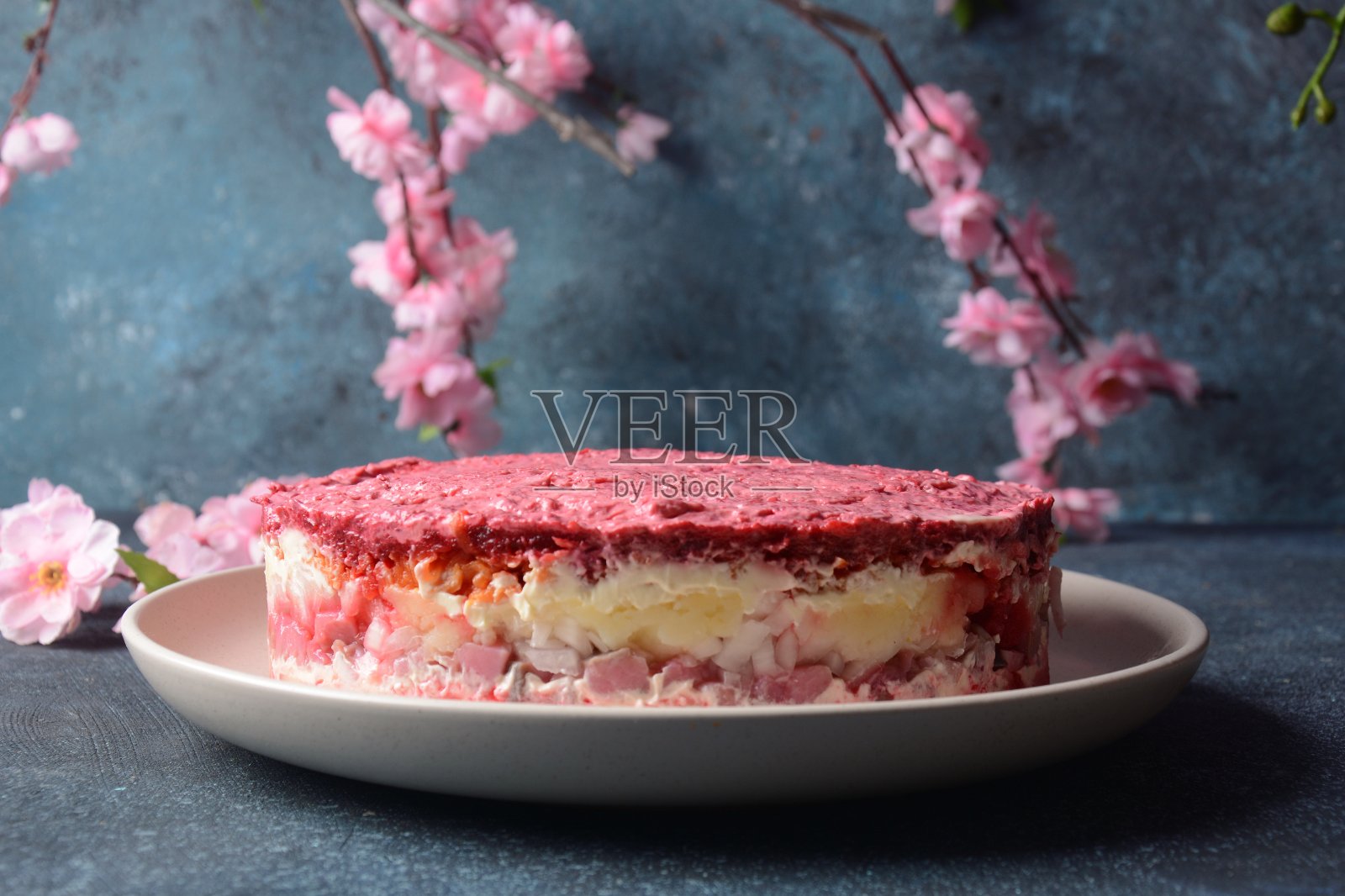 毛皮大衣下的鲱鱼——俄罗斯传统沙拉照片摄影图片