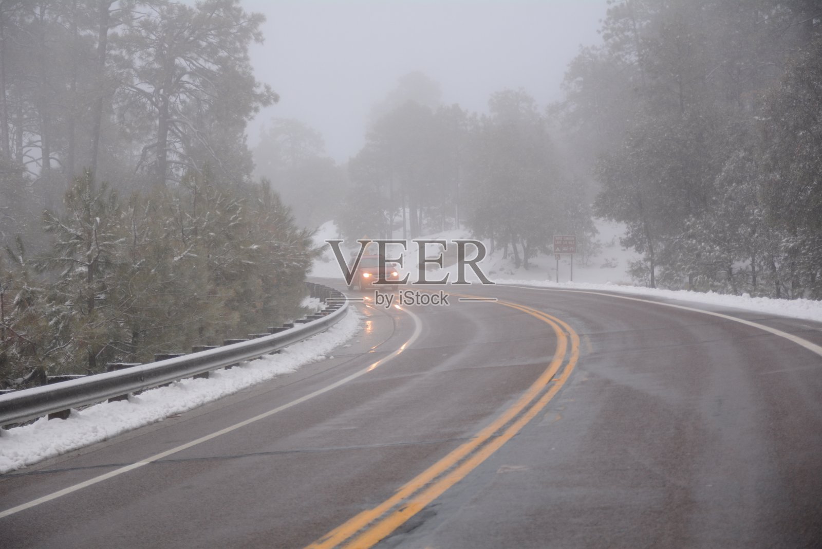 农村山区公路,沙漠冬天,大雪。美丽的户外。照片摄影图片