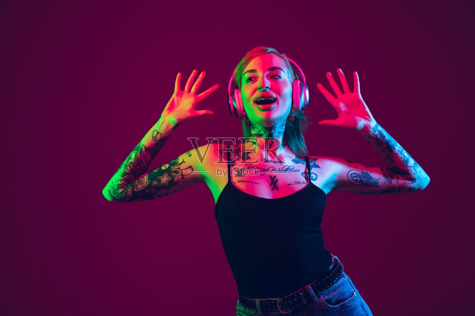 一幅紫色背景的年轻白人女性的肖像,外观怪异照片摄影图片