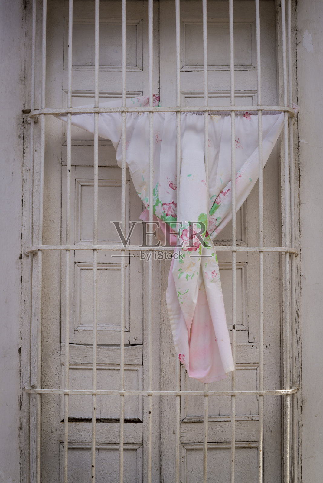 挂在窗框上的窗帘照片摄影图片