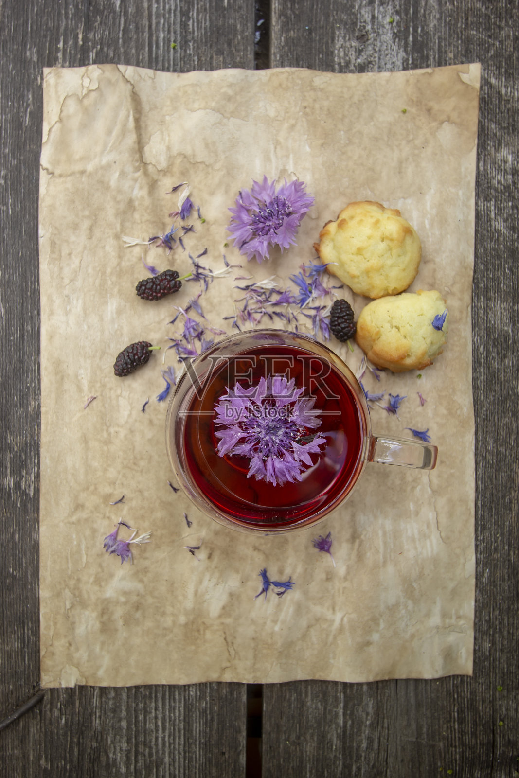 透明杯子里的矢车菊花瓣红茶照片摄影图片