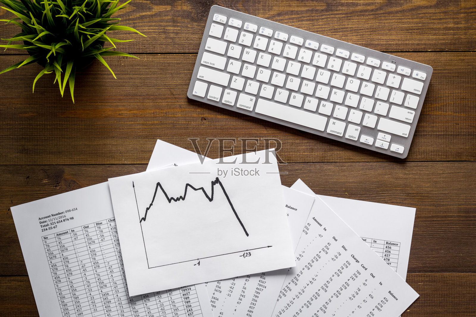 世界金融危机-箭头向下,市场崩溃-木制办公桌上的视图照片摄影图片